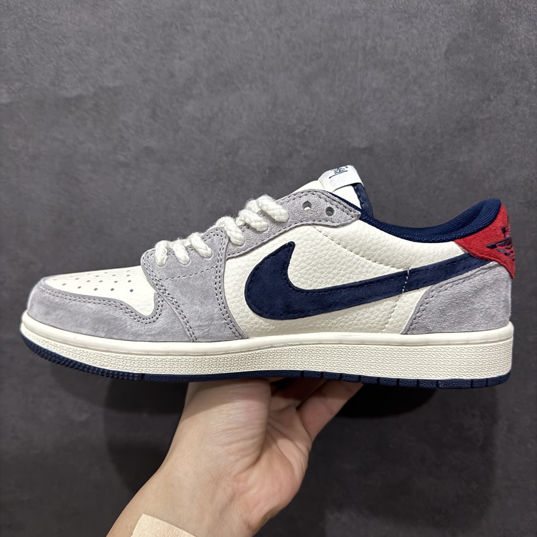 图片[2]-【定制版】Travis Scott x Fragment Design x Air Jordan 1 Low OG SP AJ1 乔1 斯图西Supreme联名 蓝红灰猪八 低帮文化休闲板鞋 SJ2068-141rn#多方联名合作融合了Travis Scott 独特的音乐风格，藤原浩个性的设计风格以及Jordan品牌的经典元素 使其成为一双具有独特身份和价值的鞋子 清新而立体的外观加上联名标识更突出了其独特身份 这种配色方案显示出活力和时尚感 在视觉上引人注目  鞋身的质感和细腻的细节处理使其显得高端而格调十足  这款“倒钩”联名是设计与创意完美结合  融合多方的个性风格是一款备受瞩目的潮流鞋款r 尺码：36 36.5 37.5 38 38.5 39 40 40.5 41 42 42.5 43 44 44.5 45 编码：HXS320340-莆田鞋批发中心