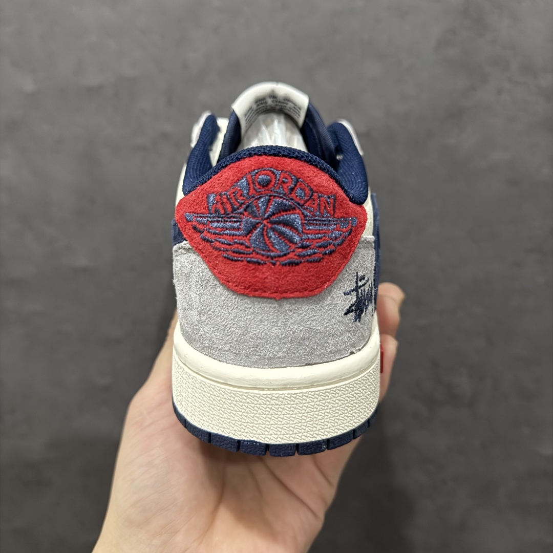 图片[4]-【定制版】Travis Scott x Fragment Design x Air Jordan 1 Low OG SP AJ1 乔1 斯图西Supreme联名 蓝红灰猪八 低帮文化休闲板鞋 SJ2068-141rn#多方联名合作融合了Travis Scott 独特的音乐风格，藤原浩个性的设计风格以及Jordan品牌的经典元素 使其成为一双具有独特身份和价值的鞋子 清新而立体的外观加上联名标识更突出了其独特身份 这种配色方案显示出活力和时尚感 在视觉上引人注目  鞋身的质感和细腻的细节处理使其显得高端而格调十足  这款“倒钩”联名是设计与创意完美结合  融合多方的个性风格是一款备受瞩目的潮流鞋款r 尺码：36 36.5 37.5 38 38.5 39 40 40.5 41 42 42.5 43 44 44.5 45 编码：HXS320340-莆田鞋批发中心