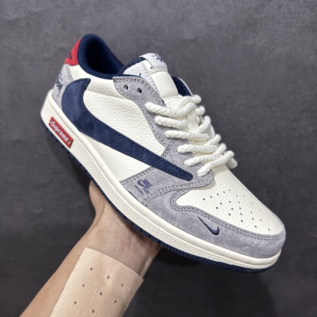 图片[3]-【定制版】Travis Scott x Fragment Design x Air Jordan 1 Low OG SP AJ1 乔1 斯图西Supreme联名 蓝红灰猪八 低帮文化休闲板鞋 SJ2068-141rn#多方联名合作融合了Travis Scott 独特的音乐风格，藤原浩个性的设计风格以及Jordan品牌的经典元素 使其成为一双具有独特身份和价值的鞋子 清新而立体的外观加上联名标识更突出了其独特身份 这种配色方案显示出活力和时尚感 在视觉上引人注目  鞋身的质感和细腻的细节处理使其显得高端而格调十足  这款“倒钩”联名是设计与创意完美结合  融合多方的个性风格是一款备受瞩目的潮流鞋款r 尺码：36 36.5 37.5 38 38.5 39 40 40.5 41 42 42.5 43 44 44.5 45 编码：HXS320340-莆田鞋批发中心