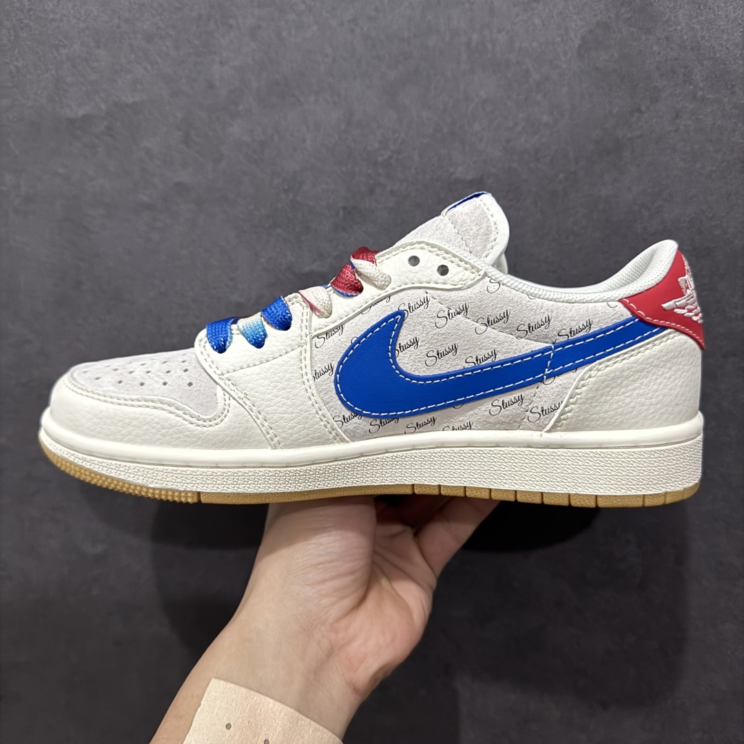 图片[2]-【定制版】Travis Scott x Fragment Design x Air Jordan 1 Low OG SP AJ1 乔1 蛇年限定 蓝勾生胶 蓝红灰猪八 低帮文化休闲板鞋 XS3086-011rn#多方联名合作融合了Travis Scott 独特的音乐风格，藤原浩个性的设计风格以及Jordan品牌的经典元素 使其成为一双具有独特身份和价值的鞋子 清新而立体的外观加上联名标识更突出了其独特身份 这种配色方案显示出活力和时尚感 在视觉上引人注目  鞋身的质感和细腻的细节处理使其显得高端而格调十足  这款“倒钩”联名是设计与创意完美结合  融合多方的个性风格是一款备受瞩目的潮流鞋款r 尺码：36 36.5 37.5 38 38.5 39 40 40.5 41 42 42.5 43 44 44.5 45  编码：HXS320340-莆田鞋批发中心