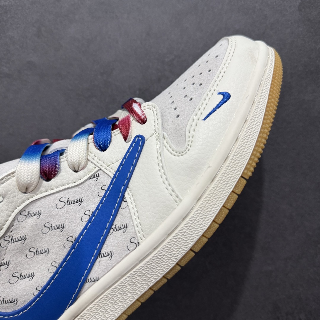 图片[5]-【定制版】Travis Scott x Fragment Design x Air Jordan 1 Low OG SP AJ1 乔1 蛇年限定 蓝勾生胶 蓝红灰猪八 低帮文化休闲板鞋 XS3086-011rn#多方联名合作融合了Travis Scott 独特的音乐风格，藤原浩个性的设计风格以及Jordan品牌的经典元素 使其成为一双具有独特身份和价值的鞋子 清新而立体的外观加上联名标识更突出了其独特身份 这种配色方案显示出活力和时尚感 在视觉上引人注目  鞋身的质感和细腻的细节处理使其显得高端而格调十足  这款“倒钩”联名是设计与创意完美结合  融合多方的个性风格是一款备受瞩目的潮流鞋款r 尺码：36 36.5 37.5 38 38.5 39 40 40.5 41 42 42.5 43 44 44.5 45  编码：HXS320340-莆田鞋批发中心