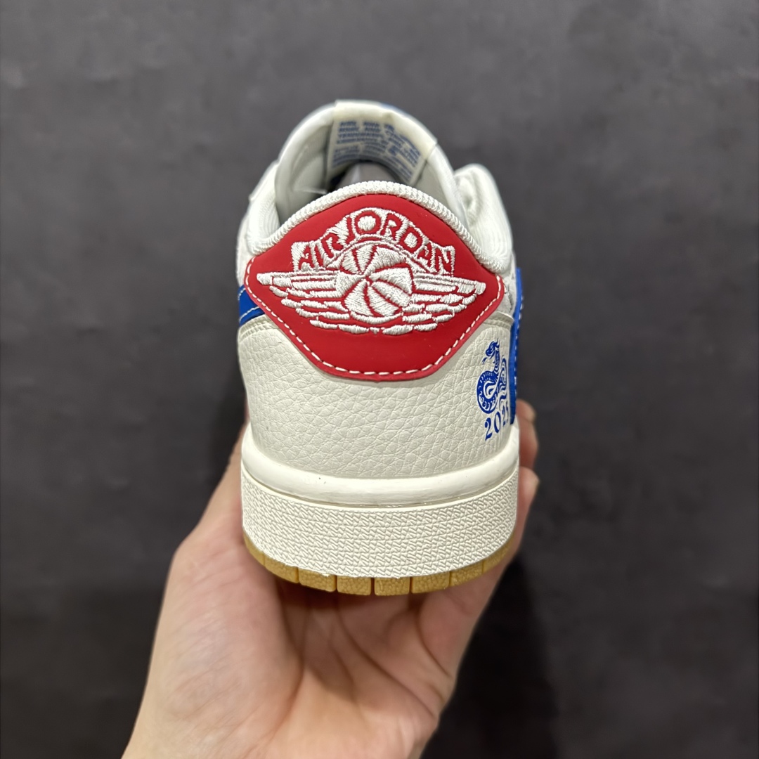 图片[4]-【定制版】Travis Scott x Fragment Design x Air Jordan 1 Low OG SP AJ1 乔1 蛇年限定 蓝勾生胶 蓝红灰猪八 低帮文化休闲板鞋 XS3086-011rn#多方联名合作融合了Travis Scott 独特的音乐风格，藤原浩个性的设计风格以及Jordan品牌的经典元素 使其成为一双具有独特身份和价值的鞋子 清新而立体的外观加上联名标识更突出了其独特身份 这种配色方案显示出活力和时尚感 在视觉上引人注目  鞋身的质感和细腻的细节处理使其显得高端而格调十足  这款“倒钩”联名是设计与创意完美结合  融合多方的个性风格是一款备受瞩目的潮流鞋款r 尺码：36 36.5 37.5 38 38.5 39 40 40.5 41 42 42.5 43 44 44.5 45  编码：HXS320340-莆田鞋批发中心