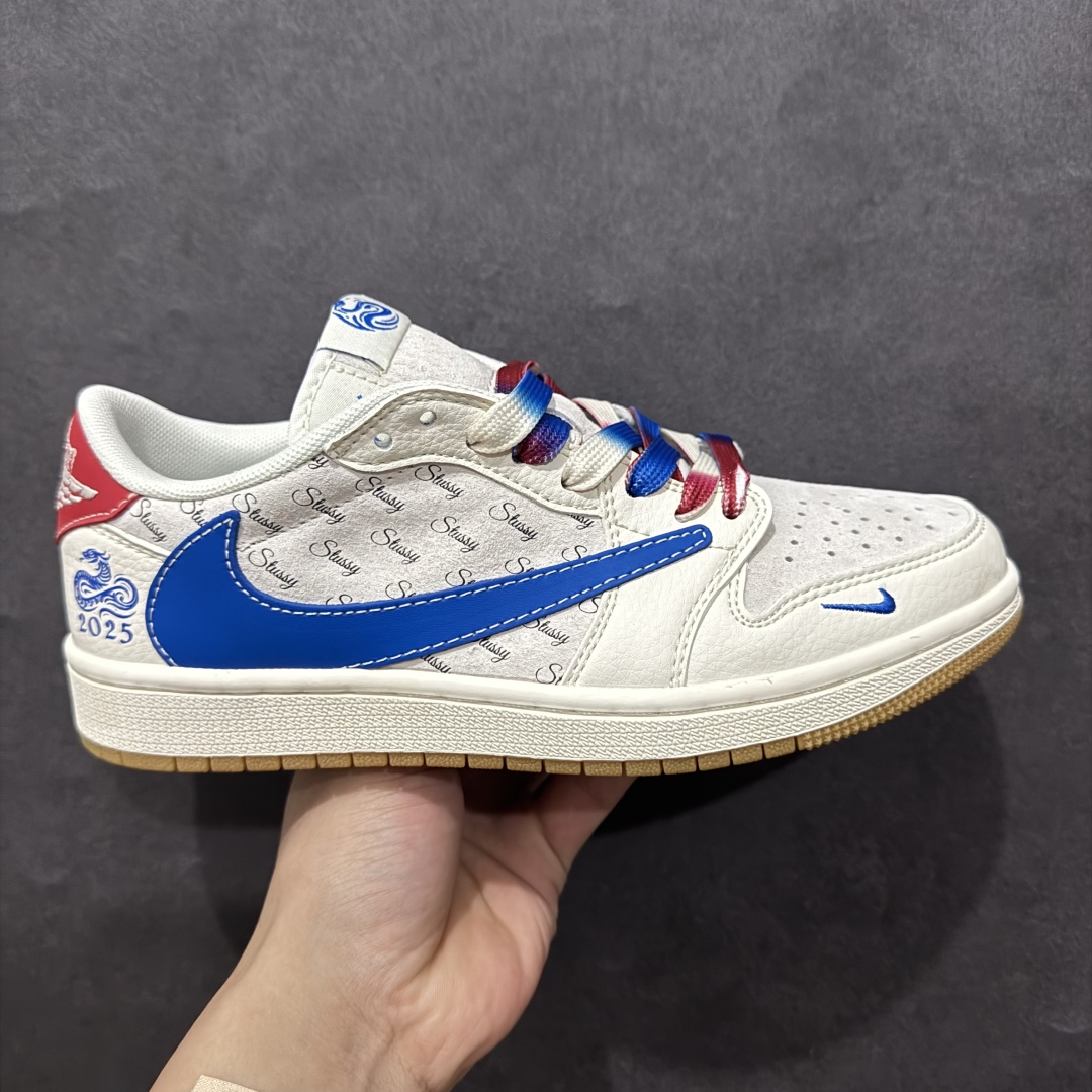 【定制版】Travis Scott x Fragment Design x Air Jordan 1 Low OG SP AJ1 乔1 蛇年限定 蓝勾生胶 蓝红灰猪八 低帮文化休闲板鞋 XS3086-011rn#多方联名合作融合了Travis Scott 独特的音乐风格，藤原浩个性的设计风格以及Jordan品牌的经典元素 使其成为一双具有独特身份和价值的鞋子 清新而立体的外观加上联名标识更突出了其独特身份 这种配色方案显示出活力和时尚感 在视觉上引人注目  鞋身的质感和细腻的细节处理使其显得高端而格调十足  这款“倒钩”联名是设计与创意完美结合  融合多方的个性风格是一款备受瞩目的潮流鞋款r 尺码：36 36.5 37.5 38 38.5 39 40 40.5 41 42 42.5 43 44 44.5 45  编码：HXS320340-莆田鞋批发中心