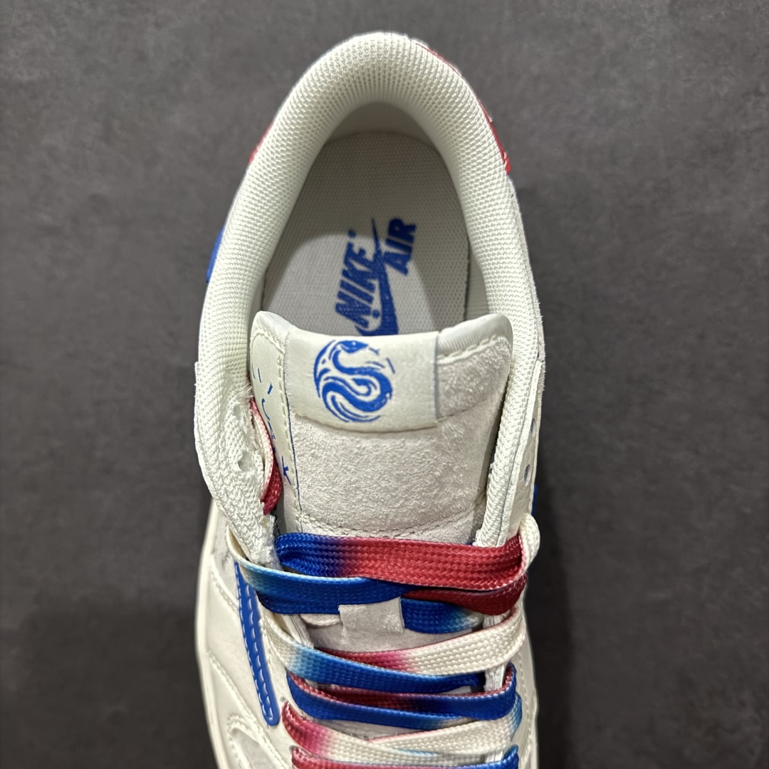 图片[7]-【定制版】Travis Scott x Fragment Design x Air Jordan 1 Low OG SP AJ1 乔1 蛇年限定 蓝勾生胶 蓝红灰猪八 低帮文化休闲板鞋 XS3086-011rn#多方联名合作融合了Travis Scott 独特的音乐风格，藤原浩个性的设计风格以及Jordan品牌的经典元素 使其成为一双具有独特身份和价值的鞋子 清新而立体的外观加上联名标识更突出了其独特身份 这种配色方案显示出活力和时尚感 在视觉上引人注目  鞋身的质感和细腻的细节处理使其显得高端而格调十足  这款“倒钩”联名是设计与创意完美结合  融合多方的个性风格是一款备受瞩目的潮流鞋款r 尺码：36 36.5 37.5 38 38.5 39 40 40.5 41 42 42.5 43 44 44.5 45  编码：HXS320340-莆田鞋批发中心