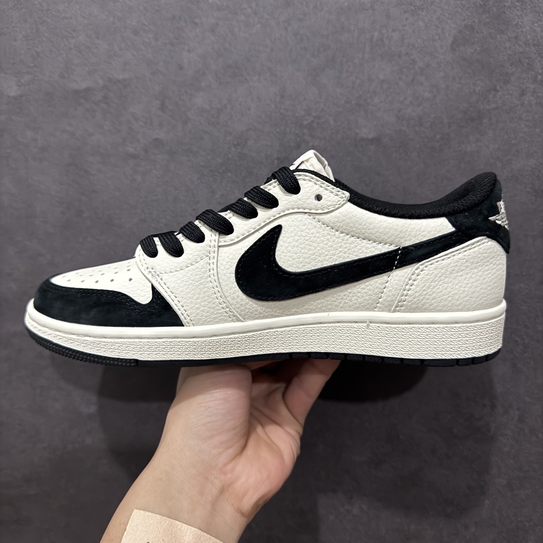 图片[2]-【定制版】Travis Scott x Fragment Design x Air Jordan 1 Low OG SP AJ1 乔1 Off-White联名 百搭黑白 蓝红灰猪八 低帮文化休闲板鞋 DM7866-065rn#多方联名合作融合了Travis Scott 独特的音乐风格，藤原浩个性的设计风格以及Jordan品牌的经典元素 使其成为一双具有独特身份和价值的鞋子 清新而立体的外观加上联名标识更突出了其独特身份 这种配色方案显示出活力和时尚感 在视觉上引人注目  鞋身的质感和细腻的细节处理使其显得高端而格调十足  这款“倒钩”联名是设计与创意完美结合  融合多方的个性风格是一款备受瞩目的潮流鞋款r 尺码：36 36.5 37.5 38 38.5 39 40 40.5 41 42 42.5 43 44 44.5 45  编码：HXS340360-莆田鞋批发中心