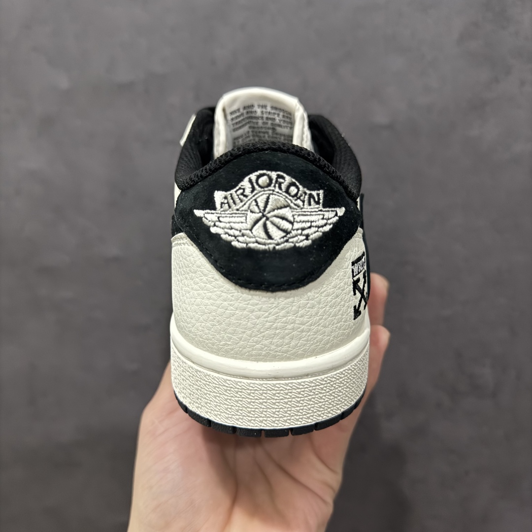 图片[4]-【定制版】Travis Scott x Fragment Design x Air Jordan 1 Low OG SP AJ1 乔1 Off-White联名 百搭黑白 蓝红灰猪八 低帮文化休闲板鞋 DM7866-065rn#多方联名合作融合了Travis Scott 独特的音乐风格，藤原浩个性的设计风格以及Jordan品牌的经典元素 使其成为一双具有独特身份和价值的鞋子 清新而立体的外观加上联名标识更突出了其独特身份 这种配色方案显示出活力和时尚感 在视觉上引人注目  鞋身的质感和细腻的细节处理使其显得高端而格调十足  这款“倒钩”联名是设计与创意完美结合  融合多方的个性风格是一款备受瞩目的潮流鞋款r 尺码：36 36.5 37.5 38 38.5 39 40 40.5 41 42 42.5 43 44 44.5 45  编码：HXS340360-莆田鞋批发中心