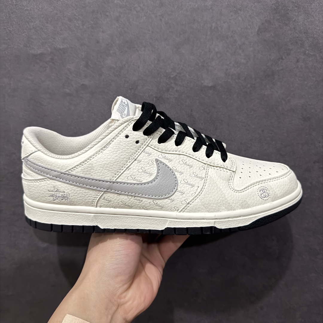 【定制版】Nk SB Dunk Low 斯图西联名 弹幕刺绣灰勾 周年高端定制 低帮休闲板鞋 DJ2024-054rn#定制鞋盒 大厂纯原品质出货 超高清洁度 皮料切割干净无任何毛边 细节完美 r 尺码：36 36.5 37.5 38 38.5 39 40 40.5 41 42 42.5 43 44 44.5 45  编码：HXS340360-莆田鞋批发中心