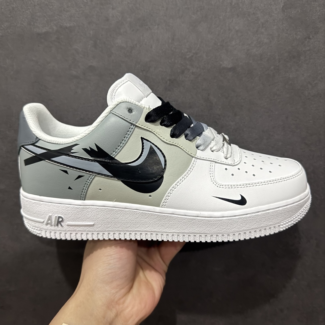 【公司级】Air Force 1 空军一号“手绘断勾”订制空军一号板鞋一款简约的极简风格手绘空军鞋，采用断勾设计，展现出独特的设计风格。鞋面采用高品质的皮革材质，柔软舒适，穿着舒适。鞋底采用耐磨的橡胶材质，具有优异的抗磨性能。鞋面上的空军标志是本款鞋的亮点之一，增加了鞋子的时尚感和个性。这款断勾风格的手绘空军鞋适合搭配各种服饰，无论是休闲装还是运动装都能轻松搭配。 货号：CV2288-011nSIZE：36 36.5 37.5 38 38.5 39 40 40.5 41 42 42.5 43 44 44.5 45 编码：HXS290300-莆田鞋批发中心