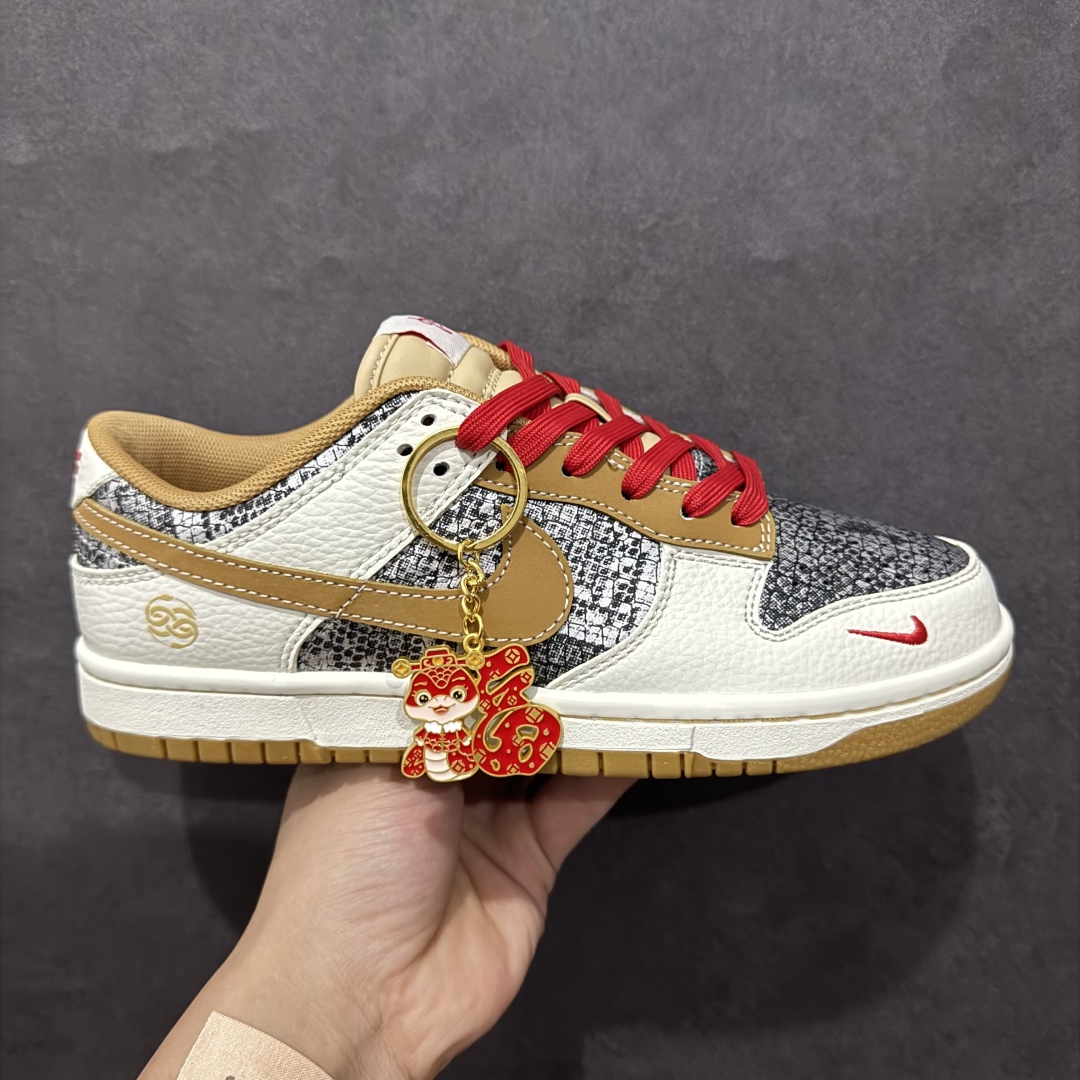 【定制版】喜迎新春 蛇年主题限定 DIY定制款 原装公司级 Nk SB Dunk Low 蛇年限定配色 Dunk系列复古低帮休闲百搭板鞋 CY5979-102 定制鞋盒 大厂流水作业生产 超高清洁度 皮料切割干净无任何毛边 细节完美 r 尺码：36 36.5 37.5 38 38.5 39 40 40.5 41 42 42.5 43 44 44.5 45  编码：QF300320-莆田鞋批发中心