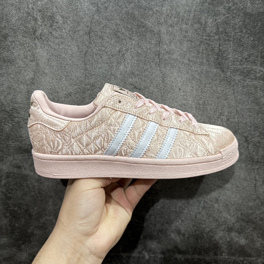 【公司级】Caroline Hu x Adidas originals Superstar W 贝壳头 潮流 时尚 防滑减震 低帮 阿迪达斯板鞋n白色鞋身 搭配大朵蝴蝶结n呈现风格极为有趣 少女心十足细节点缀更是非常巧妙 充满趣味性n两副鞋带 可替换使用或花式系带 根据服饰的色彩随意切换造型！ 货号:JQ8737 尺码:35.5 36 36.5 37 38 38.5 39 40 编码：XN230250-莆田鞋批发中心