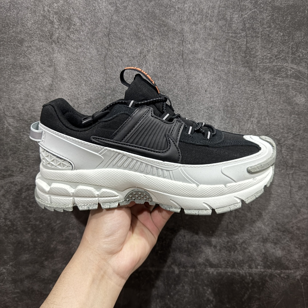 【公司级】Nike Zoom Vomero Roam 马拉松复古五代休闲运动慢跑鞋 厚底增高老爹鞋nn采用环保纤维革饰片组合网眼布鞋面材质升级正确后跟TPU加固 耐弯折热塑框架支撑鞋身中底搭载EVA轻量缓震 货号: FV2295-001n码数: 36 36.5 37.5 38 38.5 39 40 40.5 41 42 42.5 43 44 45 编码：LDS260280-莆田鞋批发中心