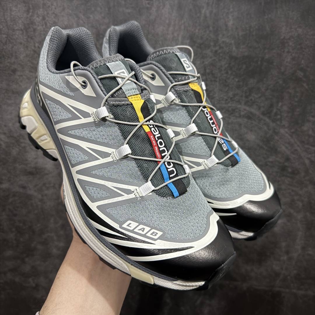 【PK版】 Salomon XT-6 Expanse 一代元祖灰n萨洛蒙复古潮流户外机能登山跑鞋纯原外贸平台特供订单耗时半年巨作 全套原纸板楦头开发原厂特供网布配套加持 确保原汁原味n完美呈现版型 原档数据独家私模五层组合大底原装Ortholite轻量化鞋垫 中底布带钢印编号原厂TPU锁扣 进口港宝加持后跟自然饱满 还原公司包裹性鞋面以“锯齿”状的包裹系统呈现在基色底之下加入了各种色点缀将公司的最新技术和时尚前卫的造型融入耐用的长跑款式中鞋面由 TPU 薄膜制成 并焊接在高耐磨网眼上 使其既时尚又坚固 由 ACS底盘支撑 可增强稳定性和支撑力 以及由橡胶凸耳 Contragrip外底覆盖的 EVA 缓冲中底 旨在应对崎岖的地形 鞋舌上的彩色Salomon 标签、Quicklace 系统以及鞋头、鞋舌和鞋跟上的附加品牌使细节更加完美 让穿着者可以轻松驾驭户外与通勤下的任何运动生活场景 无缝鞋身户外随意纵横 颜值与脚感兼备 出街通勤 绝对非常吸睛 你值得拥有 尺码：36 36.5 37.5 38 38.5 39 40 40.5 41 42 42.5 43 44 44.5 45  编码：J310340-莆田鞋批发中心