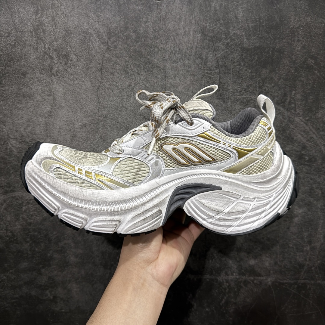 图片[2]-【XA纯原】BALENCIAGA 6XL Sneakers巴黎世家15代 网布系带低帮走秀复古老爹鞋全套原纸板楦头开发 最原汁原味的灵魂版型 全鞋荧光划线卡点 胶水把控整洁度追求极致完美 每一双都是工艺品 多重QC质检 超越公司货的品控标准 实实在在的免检产品 原盒原配 正确字体电绣 粗细、位置、大小正确 侧边TPU 透气孔匹配意产原版 正确分离大底 TPU软底 原版一致大底LOGO 立体感十足 原厂皮料水洗做旧 采购原厂网纱 不含皮革 网布材料和聚氨酯 磨损效果 展现品牌对于新潮事物的热情 这款鞋子拥有巨大尺寸和醒目设计 符合当下”老爹鞋”的趋势 鞋子采用银灰配色 营造出低调而不失华丽的效果 10XL的尺码使它成为市场中最显眼的存在 适合追求个性化的人群 Balenciaga始终站在时尚前沿 此次发布的产品再次体现了他们的创新能力  尺码：35 36 37 38 39 40 41 42 43 44 45 46 编码：DF440460-莆田鞋批发中心