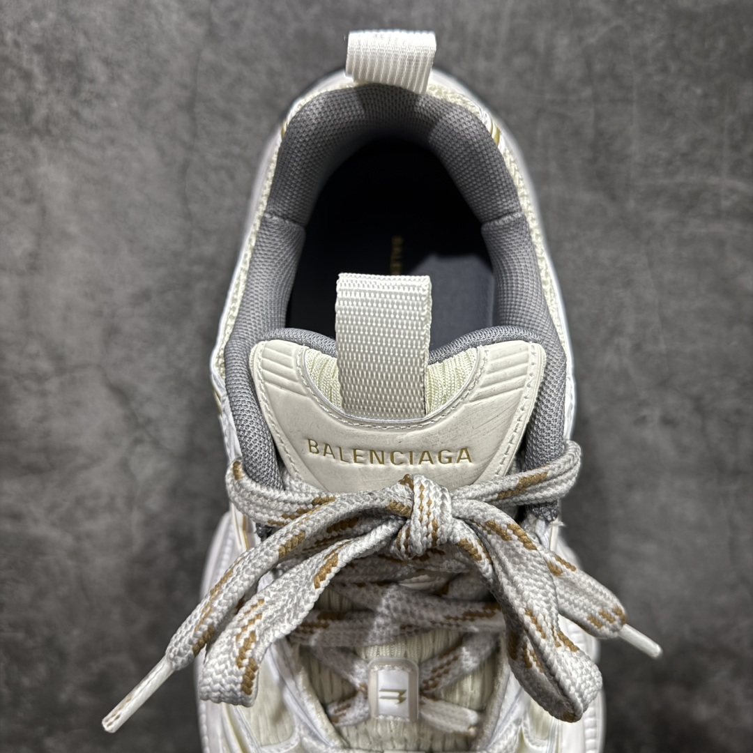 图片[8]-【XA纯原】BALENCIAGA 6XL Sneakers巴黎世家15代 网布系带低帮走秀复古老爹鞋全套原纸板楦头开发 最原汁原味的灵魂版型 全鞋荧光划线卡点 胶水把控整洁度追求极致完美 每一双都是工艺品 多重QC质检 超越公司货的品控标准 实实在在的免检产品 原盒原配 正确字体电绣 粗细、位置、大小正确 侧边TPU 透气孔匹配意产原版 正确分离大底 TPU软底 原版一致大底LOGO 立体感十足 原厂皮料水洗做旧 采购原厂网纱 不含皮革 网布材料和聚氨酯 磨损效果 展现品牌对于新潮事物的热情 这款鞋子拥有巨大尺寸和醒目设计 符合当下”老爹鞋”的趋势 鞋子采用银灰配色 营造出低调而不失华丽的效果 10XL的尺码使它成为市场中最显眼的存在 适合追求个性化的人群 Balenciaga始终站在时尚前沿 此次发布的产品再次体现了他们的创新能力  尺码：35 36 37 38 39 40 41 42 43 44 45 46 编码：DF440460-莆田鞋批发中心