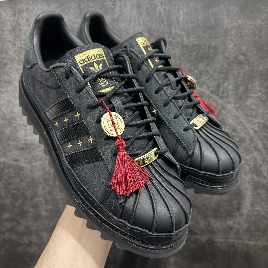 【PK纯原】CLOT x adidas originals SUPERSTAR CNY 蛇年限定 “Chinese New Year”时尚百搭 防滑耐磨 低帮 板鞋 男女同款 黑色nn陈冠希全新设计 原鞋原档案开发 同源ZP原材n采用黑色反光丝绸鞋面+牛皮围条 精工针车n全网独家正确私模 组合原装大底 三层组合全新RB锯齿鞋底+高弹EVA+头层牛皮沿条配件鞋盒同步原厂 全部遵循公司原鞋打造！nSIZE: 36-46 含半码 独家订单 优势主推❗️n型号: JR5114 编码：J400430-莆田鞋批发中心