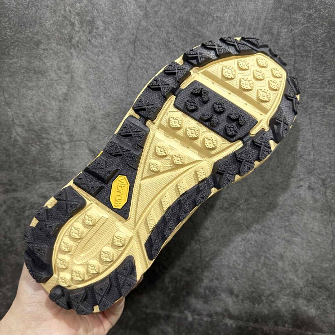 图片[9]-【公司级】Bodega x HOKA ONE ONE Tor Ultra Low Gore-Tex 托亚系列增强版低帮厚底轻量坦克户外登山运动鞋 HOKA ONE ONE 在去年异军突起，成为街头时尚圈中的新宠儿，品牌与时尚品牌 Engineered Garments 合作打造的联名 Tor Ultra Low 鞋款，更是设计与话题兼备的重磅之作，而本月 Hoka One One 又为这双超人气之作释出深蓝色、军绿色与黑色三款普通版配色。设计上依旧采用了具备透气性能的 eVent 物料制做鞋身，更搭配 Vibram 大底保留户外血脉，即使少了 Engineered Garments 的联名加持依旧十分出彩。尺码：40 40.5 41 42 42.5 43 44 45 编码：WE310340-莆田鞋批发中心