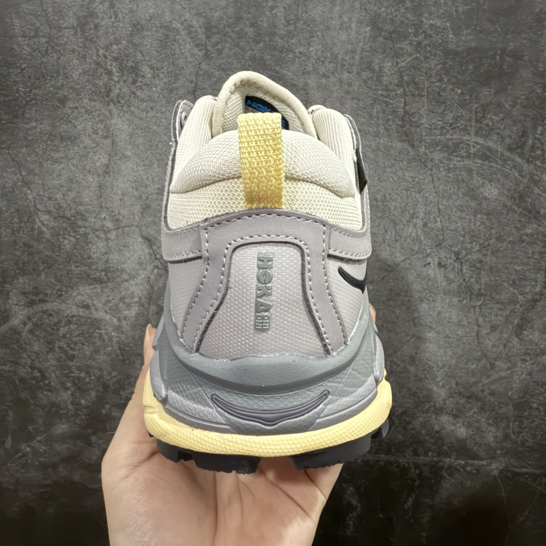 图片[4]-【公司级】Bodega x HOKA ONE ONE Tor Ultra Low Gore-Tex 托亚系列增强版低帮厚底轻量坦克户外登山运动鞋 HOKA ONE ONE 在去年异军突起，成为街头时尚圈中的新宠儿，品牌与时尚品牌 Engineered Garments 合作打造的联名 Tor Ultra Low 鞋款，更是设计与话题兼备的重磅之作，而本月 Hoka One One 又为这双超人气之作释出深蓝色、军绿色与黑色三款普通版配色。设计上依旧采用了具备透气性能的 eVent 物料制做鞋身，更搭配 Vibram 大底保留户外血脉，即使少了 Engineered Garments 的联名加持依旧十分出彩。尺码：40 40.5 41 42 42.5 43 44 45 编码：WE310340-莆田鞋批发中心