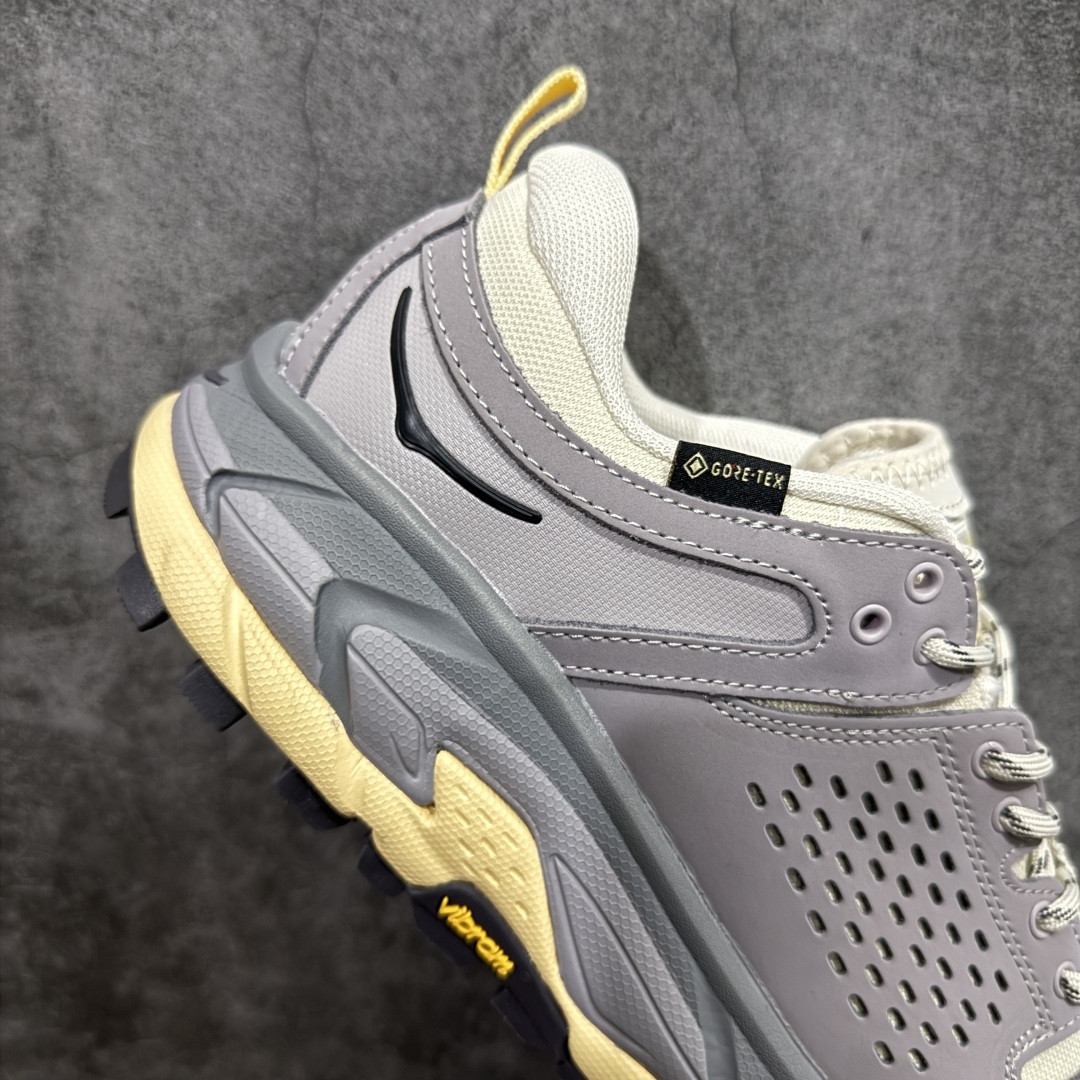 图片[7]-【公司级】Bodega x HOKA ONE ONE Tor Ultra Low Gore-Tex 托亚系列增强版低帮厚底轻量坦克户外登山运动鞋 HOKA ONE ONE 在去年异军突起，成为街头时尚圈中的新宠儿，品牌与时尚品牌 Engineered Garments 合作打造的联名 Tor Ultra Low 鞋款，更是设计与话题兼备的重磅之作，而本月 Hoka One One 又为这双超人气之作释出深蓝色、军绿色与黑色三款普通版配色。设计上依旧采用了具备透气性能的 eVent 物料制做鞋身，更搭配 Vibram 大底保留户外血脉，即使少了 Engineered Garments 的联名加持依旧十分出彩。尺码：40 40.5 41 42 42.5 43 44 45 编码：WE310340-莆田鞋批发中心