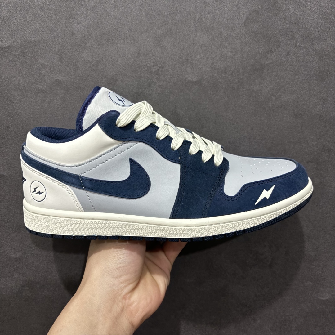 【定制版】Air Jordan 1 Low AJ1 乔1 闪电联名-米白灰蓝 高端定制 低帮复古篮球鞋rn#定制鞋盒 大厂纯原品质出货 超高清洁度 皮料切割干净无任何毛边 细节完美 r 货号：DC2024-026 尺码：36 36.5 37.5 38 38.5 39 40 40.5 41 42 42.5 43 44 44.5 45  编码：HXS260280-莆田鞋批发中心