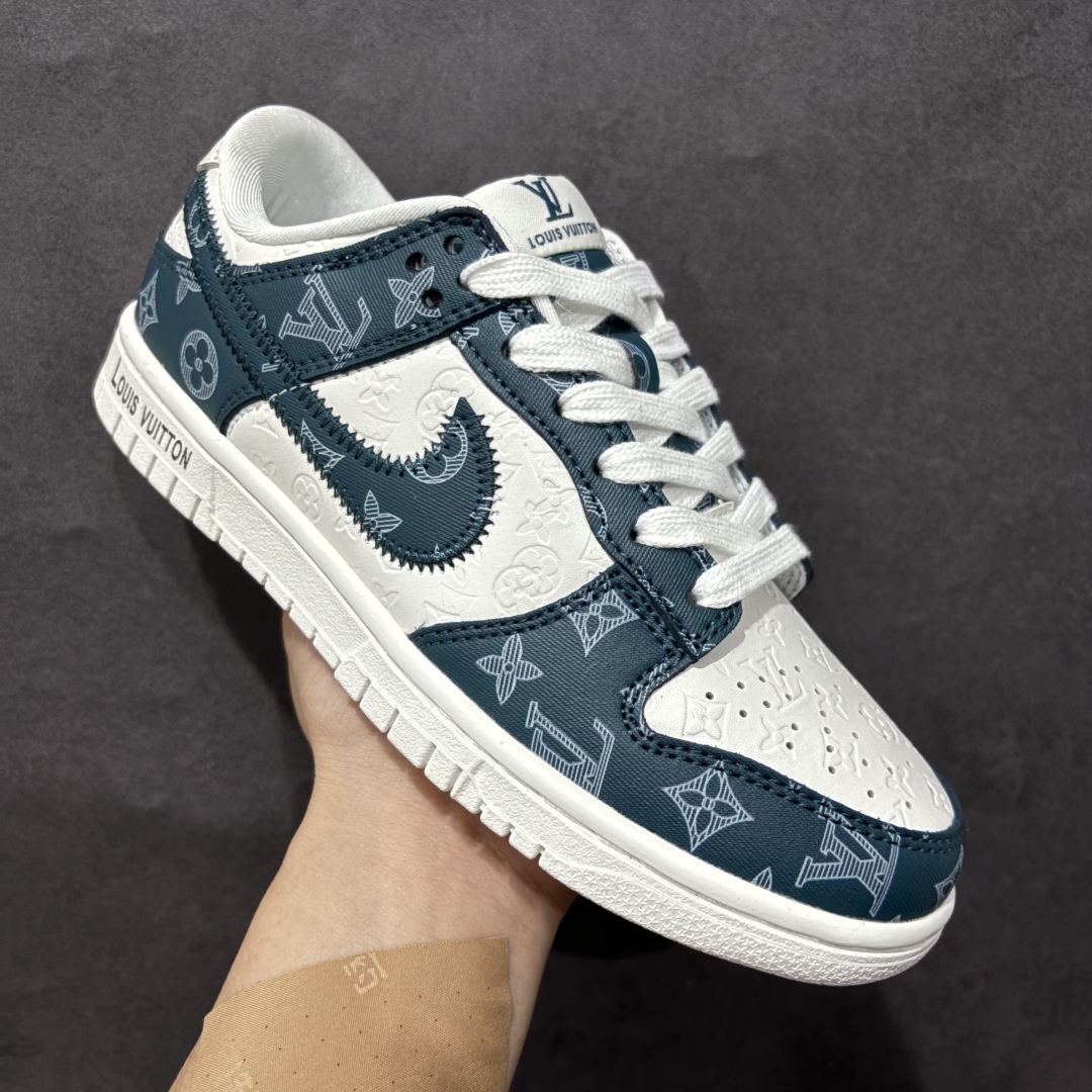 图片[3]-【定制版】Nk SB Dunk Low LV联名-深蓝印花 周年高端定制 低帮休闲板鞋n#定制鞋盒 大厂纯原品质出货 超高清洁度 皮料切割干净无任何毛边 细节完美货号：DQ1098-363 尺码：36 36.5 37.5 38 38.5 39 40 40.5 41 42 42.5 43 44 44.5 45 编码：HXS280300-莆田鞋批发中心