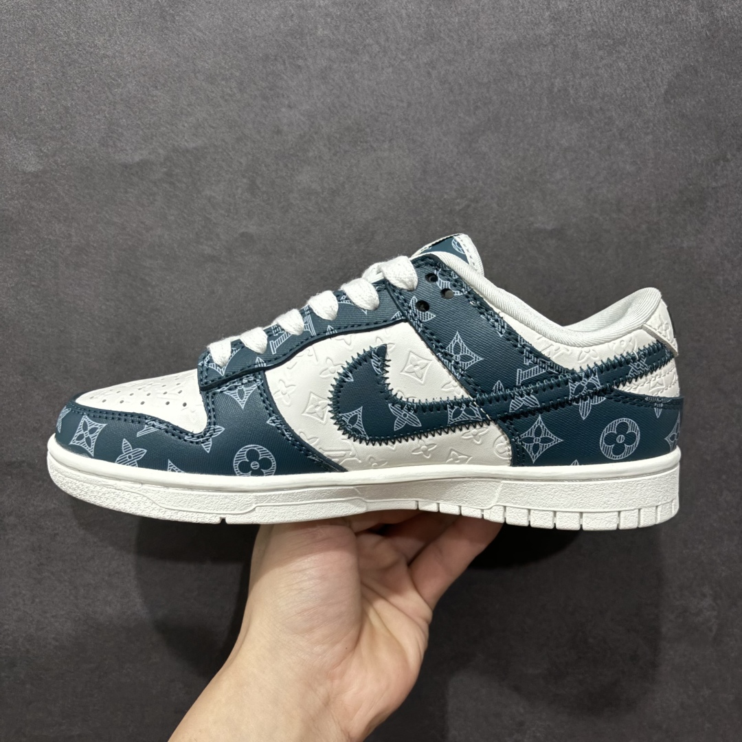 图片[2]-【定制版】Nk SB Dunk Low LV联名-深蓝印花 周年高端定制 低帮休闲板鞋n#定制鞋盒 大厂纯原品质出货 超高清洁度 皮料切割干净无任何毛边 细节完美货号：DQ1098-363 尺码：36 36.5 37.5 38 38.5 39 40 40.5 41 42 42.5 43 44 44.5 45 编码：HXS280300-莆田鞋批发中心