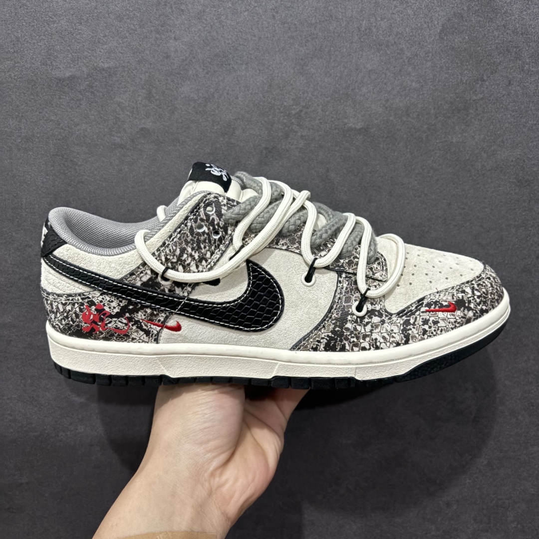 【定制版】Nike Dunk Low 蛇年限定 蛇鳞黑勾n此款主张打破传统的工业化流水线设计限制，以Made by ideas的超级创意为理念，集结众多潮流设计师，结合时下最ing潮流风尚，为潮流爱好者打造彰品自我的专属潮品。同时尊重每个年轻人对于潮流的理解与选择，主张“让每个年轻人塑造自己的潮流”。 货号：YX5066-272 Size：36 36.5 37.5 38 38.5 39 40 40.5 41 42 42.5 43 44 44.5 45 编码：HXS340360-莆田鞋批发中心