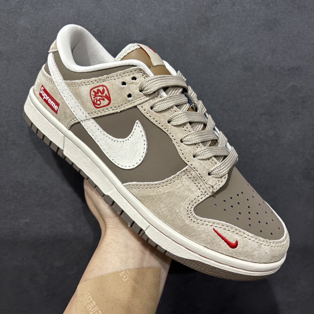 图片[3]-【定制版】Nk SB Dunk Low Supreme联名蛇年限定 鹿褐猪八 周年高端定制 低帮休闲板鞋 AG3702-851rn#定制鞋盒 大厂纯原品质出货 超高清洁度 皮料切割干净无任何毛边 细节完美 r 尺码：36 36.5 37.5 38 38.5 39 40 40.5 41 42 42.5 43 44 44.5 45  编码：HXS320340-莆田鞋批发中心