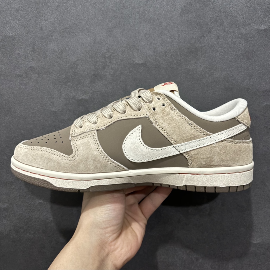 图片[2]-【定制版】Nk SB Dunk Low Supreme联名蛇年限定 鹿褐猪八 周年高端定制 低帮休闲板鞋 AG3702-851rn#定制鞋盒 大厂纯原品质出货 超高清洁度 皮料切割干净无任何毛边 细节完美 r 尺码：36 36.5 37.5 38 38.5 39 40 40.5 41 42 42.5 43 44 44.5 45  编码：HXS320340-莆田鞋批发中心