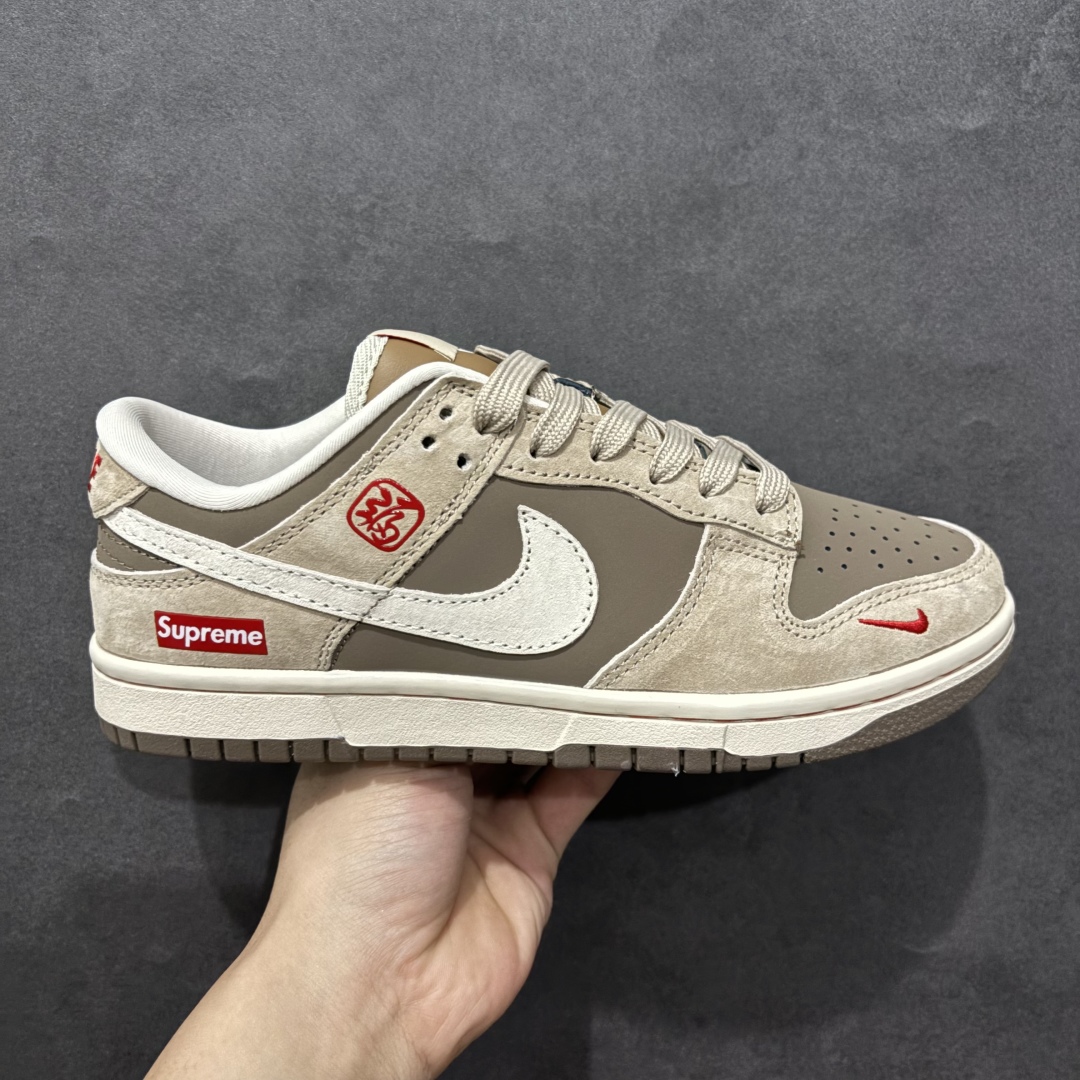 【定制版】Nk SB Dunk Low Supreme联名蛇年限定 鹿褐猪八 周年高端定制 低帮休闲板鞋 AG3702-851rn#定制鞋盒 大厂纯原品质出货 超高清洁度 皮料切割干净无任何毛边 细节完美 r 尺码：36 36.5 37.5 38 38.5 39 40 40.5 41 42 42.5 43 44 44.5 45  编码：HXS320340-莆田鞋批发中心