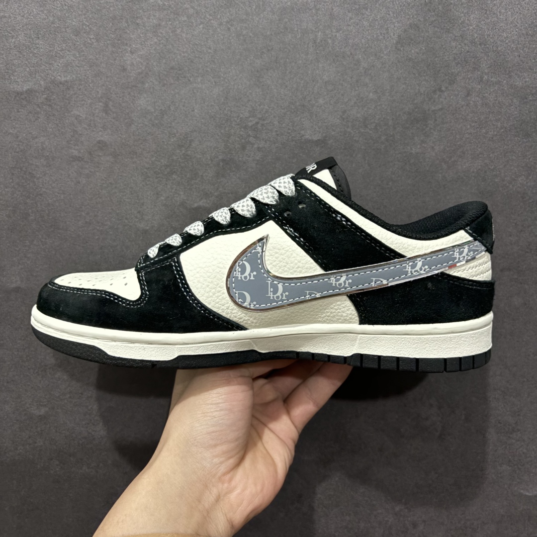 图片[2]-【定制版】Nk SB Dunk Low 迪奥联名 暗纹灰勾 周年高端定制 低帮休闲板鞋 DJ2024-084rn#定制鞋盒 大厂纯原品质出货 超高清洁度 皮料切割干净无任何毛边 细节完美 r 尺码：36 36.5 37.5 38 38.5 39 40 40.5 41 42 42.5 43 44 44.5 45  编码：HXS340360-莆田鞋批发中心