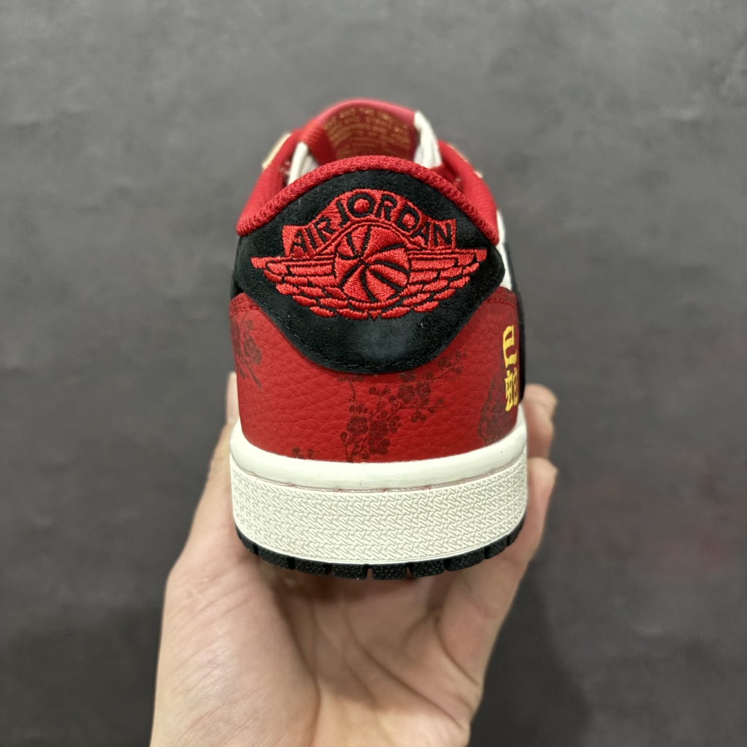 图片[4]-【定制版】Travis Scott x Fragment Design x Air Jordan 1 Low OG SP AJ1 乔1 蛇年限定 红棕黑勾 低帮文化休闲板鞋 DM7866-077rn#多方联名合作融合了Travis Scott 独特的音乐风格，藤原浩个性的设计风格以及Jordan品牌的经典元素 使其成为一双具有独特身份和价值的鞋子 清新而立体的外观加上联名标识更突出了其独特身份 这种配色方案显示出活力和时尚感 在视觉上引人注目  鞋身的质感和细腻的细节处理使其显得高端而格调十足  这款“倒钩”联名是设计与创意完美结合  融合多方的个性风格是一款备受瞩目的潮流鞋款r 尺码：36 36.5 37.5 38 38.5 39 40 40.5 41 42 42.5 43 44 44.5 45  编码：HXS340360-莆田鞋批发中心