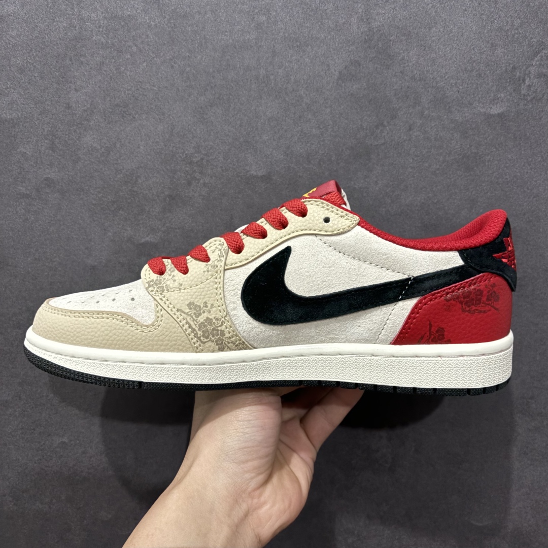 图片[2]-【定制版】Travis Scott x Fragment Design x Air Jordan 1 Low OG SP AJ1 乔1 蛇年限定 红棕黑勾 低帮文化休闲板鞋 DM7866-077rn#多方联名合作融合了Travis Scott 独特的音乐风格，藤原浩个性的设计风格以及Jordan品牌的经典元素 使其成为一双具有独特身份和价值的鞋子 清新而立体的外观加上联名标识更突出了其独特身份 这种配色方案显示出活力和时尚感 在视觉上引人注目  鞋身的质感和细腻的细节处理使其显得高端而格调十足  这款“倒钩”联名是设计与创意完美结合  融合多方的个性风格是一款备受瞩目的潮流鞋款r 尺码：36 36.5 37.5 38 38.5 39 40 40.5 41 42 42.5 43 44 44.5 45  编码：HXS340360-莆田鞋批发中心