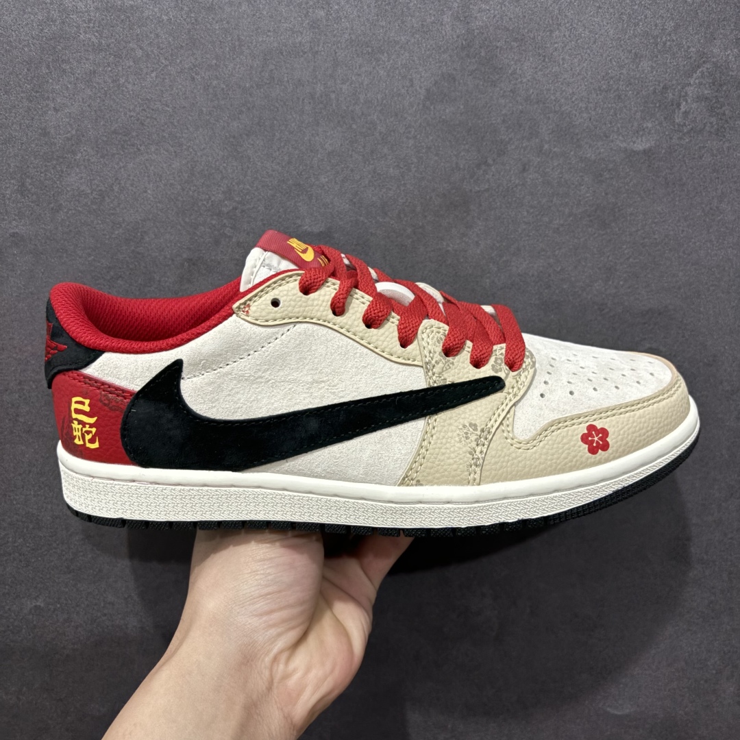 【定制版】Travis Scott x Fragment Design x Air Jordan 1 Low OG SP AJ1 乔1 蛇年限定 红棕黑勾 低帮文化休闲板鞋 DM7866-077rn#多方联名合作融合了Travis Scott 独特的音乐风格，藤原浩个性的设计风格以及Jordan品牌的经典元素 使其成为一双具有独特身份和价值的鞋子 清新而立体的外观加上联名标识更突出了其独特身份 这种配色方案显示出活力和时尚感 在视觉上引人注目  鞋身的质感和细腻的细节处理使其显得高端而格调十足  这款“倒钩”联名是设计与创意完美结合  融合多方的个性风格是一款备受瞩目的潮流鞋款r 尺码：36 36.5 37.5 38 38.5 39 40 40.5 41 42 42.5 43 44 44.5 45  编码：HXS340360-莆田鞋批发中心