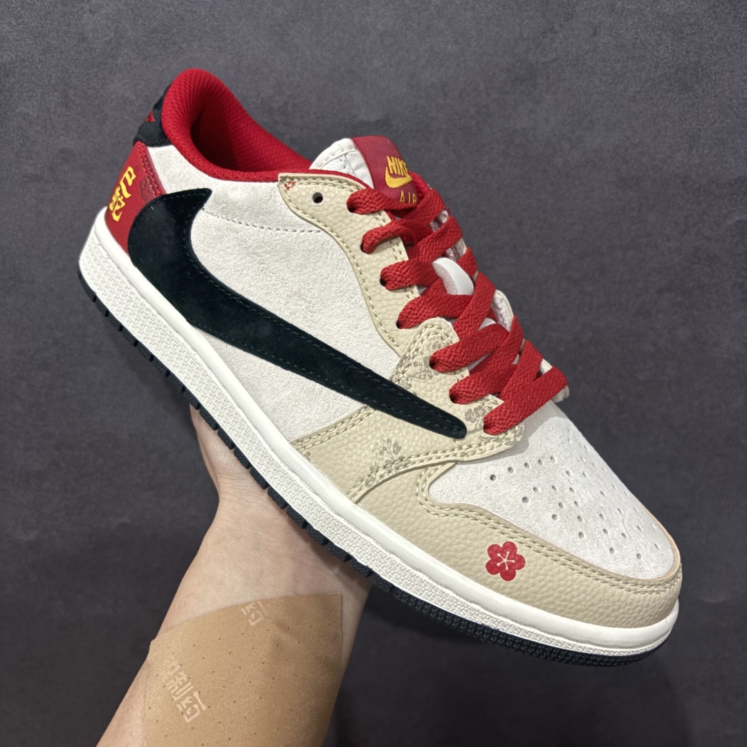 图片[3]-【定制版】Travis Scott x Fragment Design x Air Jordan 1 Low OG SP AJ1 乔1 蛇年限定 红棕黑勾 低帮文化休闲板鞋 DM7866-077rn#多方联名合作融合了Travis Scott 独特的音乐风格，藤原浩个性的设计风格以及Jordan品牌的经典元素 使其成为一双具有独特身份和价值的鞋子 清新而立体的外观加上联名标识更突出了其独特身份 这种配色方案显示出活力和时尚感 在视觉上引人注目  鞋身的质感和细腻的细节处理使其显得高端而格调十足  这款“倒钩”联名是设计与创意完美结合  融合多方的个性风格是一款备受瞩目的潮流鞋款r 尺码：36 36.5 37.5 38 38.5 39 40 40.5 41 42 42.5 43 44 44.5 45  编码：HXS340360-莆田鞋批发中心