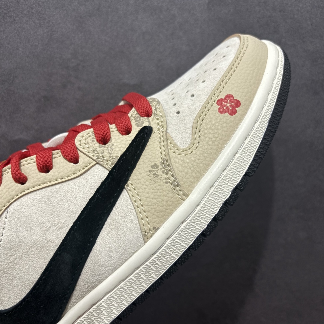 图片[5]-【定制版】Travis Scott x Fragment Design x Air Jordan 1 Low OG SP AJ1 乔1 蛇年限定 红棕黑勾 低帮文化休闲板鞋 DM7866-077rn#多方联名合作融合了Travis Scott 独特的音乐风格，藤原浩个性的设计风格以及Jordan品牌的经典元素 使其成为一双具有独特身份和价值的鞋子 清新而立体的外观加上联名标识更突出了其独特身份 这种配色方案显示出活力和时尚感 在视觉上引人注目  鞋身的质感和细腻的细节处理使其显得高端而格调十足  这款“倒钩”联名是设计与创意完美结合  融合多方的个性风格是一款备受瞩目的潮流鞋款r 尺码：36 36.5 37.5 38 38.5 39 40 40.5 41 42 42.5 43 44 44.5 45  编码：HXS340360-莆田鞋批发中心