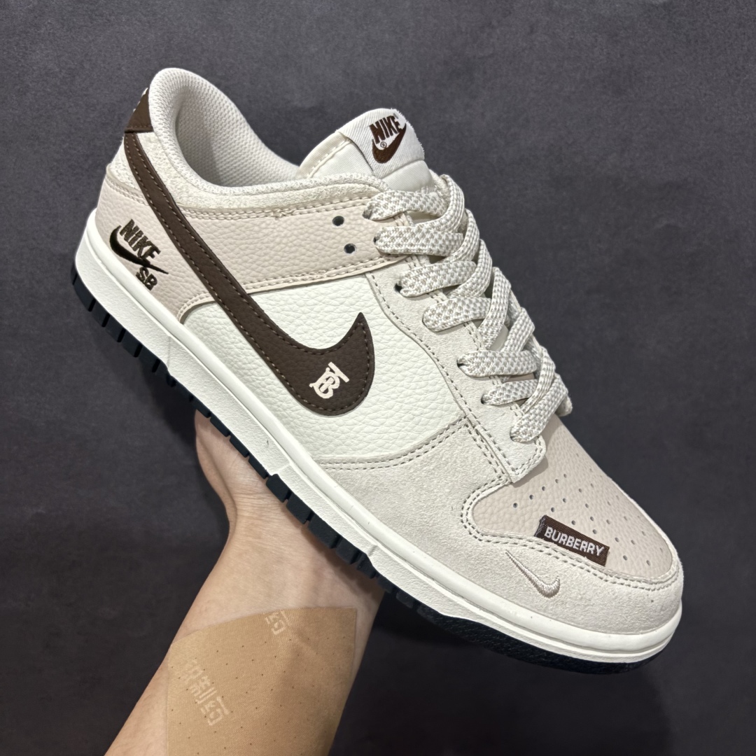 图片[3]-【定制版】Nk SB Dunk Low 巴宝莉联名 贴布棕勾 周年高端定制 低帮休闲板鞋 DJ2024-088rn定制鞋盒 大厂纯原品质出货 超高清洁度 皮料切割干净无任何毛边 细节完美 r 尺码：36 36.5 37.5 38 38.5 39 40 40.5 41 42 42.5 43 44 44.5 45  编码：HXS340360-莆田鞋批发中心