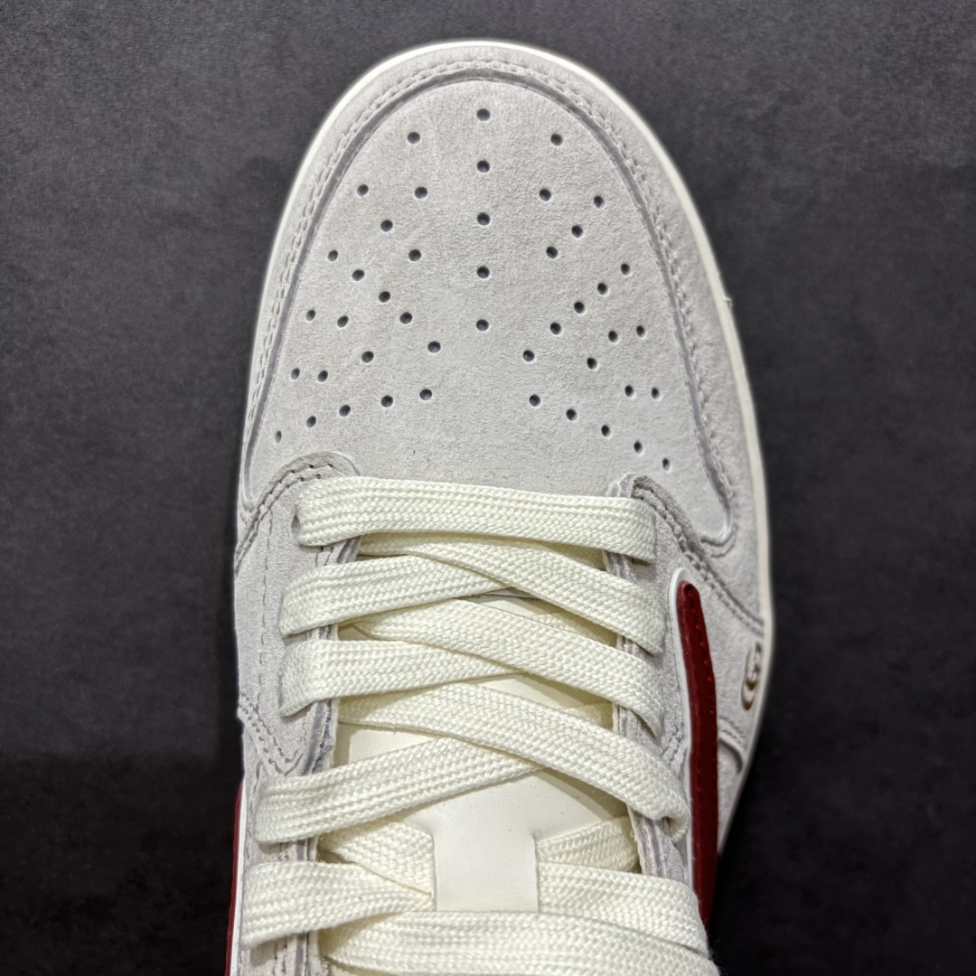 图片[8]-【定制版】Travis Scott x Fragment Design x Air Jordan 1 Low OG SP AJ1 乔1 古驰联名 猪八红勾 低帮文化休闲板鞋 XZ6188-056rn#多方联名合作融合了Travis Scott 独特的音乐风格，藤原浩个性的设计风格以及Jordan品牌的经典元素 使其成为一双具有独特身份和价值的鞋子 清新而立体的外观加上联名标识更突出了其独特身份 这种配色方案显示出活力和时尚感 在视觉上引人注目  鞋身的质感和细腻的细节处理使其显得高端而格调十足  这款“倒钩”联名是设计与创意完美结合  融合多方的个性风格是一款备受瞩目的潮流鞋款r 尺码：36 36.5 37.5 38 38.5 39 40 40.5 41 42 42.5 43 44 44.5 45  编码：HXS340360-莆田鞋批发中心