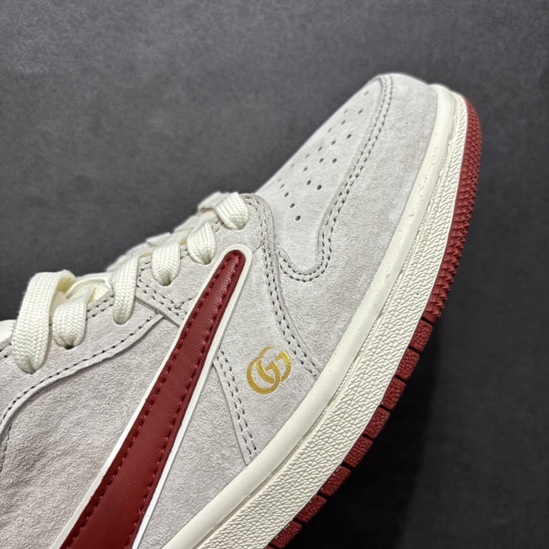 图片[5]-【定制版】Travis Scott x Fragment Design x Air Jordan 1 Low OG SP AJ1 乔1 古驰联名 猪八红勾 低帮文化休闲板鞋 XZ6188-056rn#多方联名合作融合了Travis Scott 独特的音乐风格，藤原浩个性的设计风格以及Jordan品牌的经典元素 使其成为一双具有独特身份和价值的鞋子 清新而立体的外观加上联名标识更突出了其独特身份 这种配色方案显示出活力和时尚感 在视觉上引人注目  鞋身的质感和细腻的细节处理使其显得高端而格调十足  这款“倒钩”联名是设计与创意完美结合  融合多方的个性风格是一款备受瞩目的潮流鞋款r 尺码：36 36.5 37.5 38 38.5 39 40 40.5 41 42 42.5 43 44 44.5 45  编码：HXS340360-莆田鞋批发中心