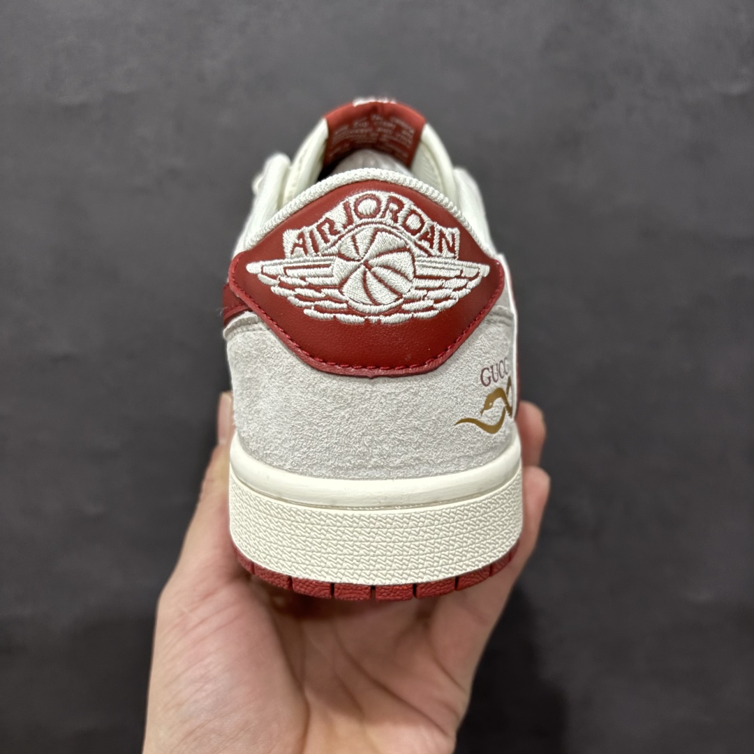 图片[4]-【定制版】Travis Scott x Fragment Design x Air Jordan 1 Low OG SP AJ1 乔1 古驰联名 猪八红勾 低帮文化休闲板鞋 XZ6188-056rn#多方联名合作融合了Travis Scott 独特的音乐风格，藤原浩个性的设计风格以及Jordan品牌的经典元素 使其成为一双具有独特身份和价值的鞋子 清新而立体的外观加上联名标识更突出了其独特身份 这种配色方案显示出活力和时尚感 在视觉上引人注目  鞋身的质感和细腻的细节处理使其显得高端而格调十足  这款“倒钩”联名是设计与创意完美结合  融合多方的个性风格是一款备受瞩目的潮流鞋款r 尺码：36 36.5 37.5 38 38.5 39 40 40.5 41 42 42.5 43 44 44.5 45  编码：HXS340360-莆田鞋批发中心