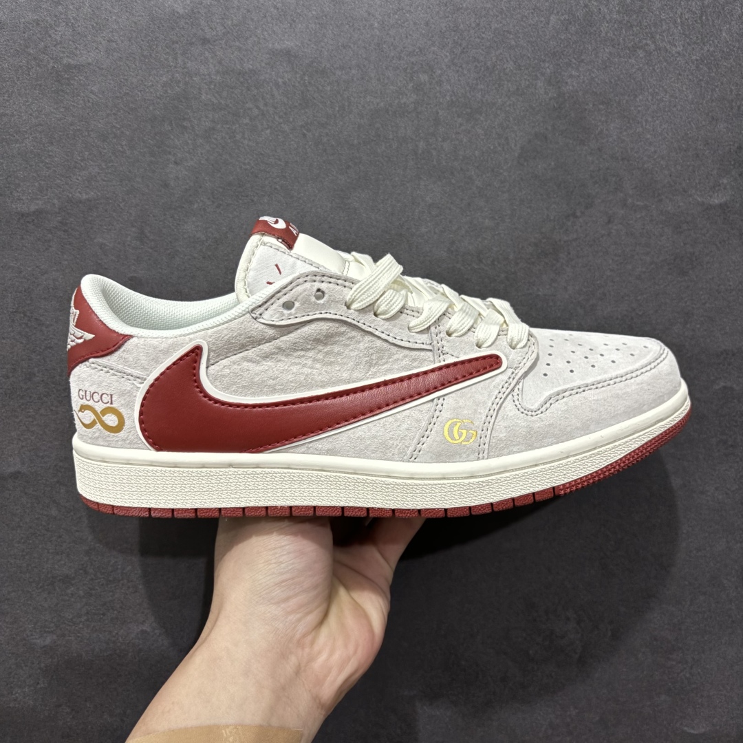 【定制版】Travis Scott x Fragment Design x Air Jordan 1 Low OG SP AJ1 乔1 古驰联名 猪八红勾 低帮文化休闲板鞋 XZ6188-056rn#多方联名合作融合了Travis Scott 独特的音乐风格，藤原浩个性的设计风格以及Jordan品牌的经典元素 使其成为一双具有独特身份和价值的鞋子 清新而立体的外观加上联名标识更突出了其独特身份 这种配色方案显示出活力和时尚感 在视觉上引人注目  鞋身的质感和细腻的细节处理使其显得高端而格调十足  这款“倒钩”联名是设计与创意完美结合  融合多方的个性风格是一款备受瞩目的潮流鞋款r 尺码：36 36.5 37.5 38 38.5 39 40 40.5 41 42 42.5 43 44 44.5 45  编码：HXS340360-莆田鞋批发中心