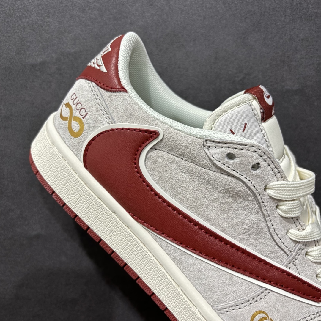 图片[6]-【定制版】Travis Scott x Fragment Design x Air Jordan 1 Low OG SP AJ1 乔1 古驰联名 猪八红勾 低帮文化休闲板鞋 XZ6188-056rn#多方联名合作融合了Travis Scott 独特的音乐风格，藤原浩个性的设计风格以及Jordan品牌的经典元素 使其成为一双具有独特身份和价值的鞋子 清新而立体的外观加上联名标识更突出了其独特身份 这种配色方案显示出活力和时尚感 在视觉上引人注目  鞋身的质感和细腻的细节处理使其显得高端而格调十足  这款“倒钩”联名是设计与创意完美结合  融合多方的个性风格是一款备受瞩目的潮流鞋款r 尺码：36 36.5 37.5 38 38.5 39 40 40.5 41 42 42.5 43 44 44.5 45  编码：HXS340360-莆田鞋批发中心