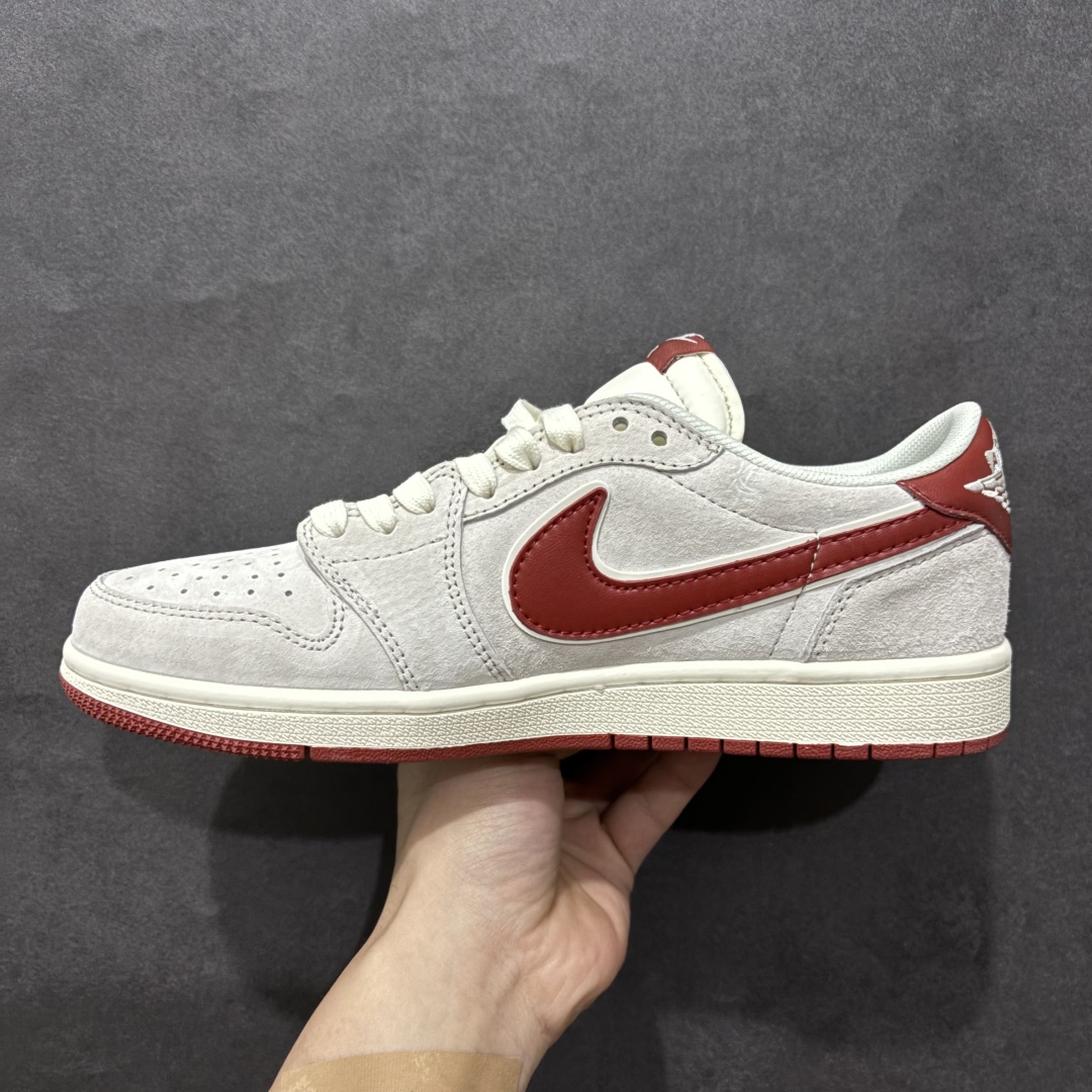 图片[2]-【定制版】Travis Scott x Fragment Design x Air Jordan 1 Low OG SP AJ1 乔1 古驰联名 猪八红勾 低帮文化休闲板鞋 XZ6188-056rn#多方联名合作融合了Travis Scott 独特的音乐风格，藤原浩个性的设计风格以及Jordan品牌的经典元素 使其成为一双具有独特身份和价值的鞋子 清新而立体的外观加上联名标识更突出了其独特身份 这种配色方案显示出活力和时尚感 在视觉上引人注目  鞋身的质感和细腻的细节处理使其显得高端而格调十足  这款“倒钩”联名是设计与创意完美结合  融合多方的个性风格是一款备受瞩目的潮流鞋款r 尺码：36 36.5 37.5 38 38.5 39 40 40.5 41 42 42.5 43 44 44.5 45  编码：HXS340360-莆田鞋批发中心