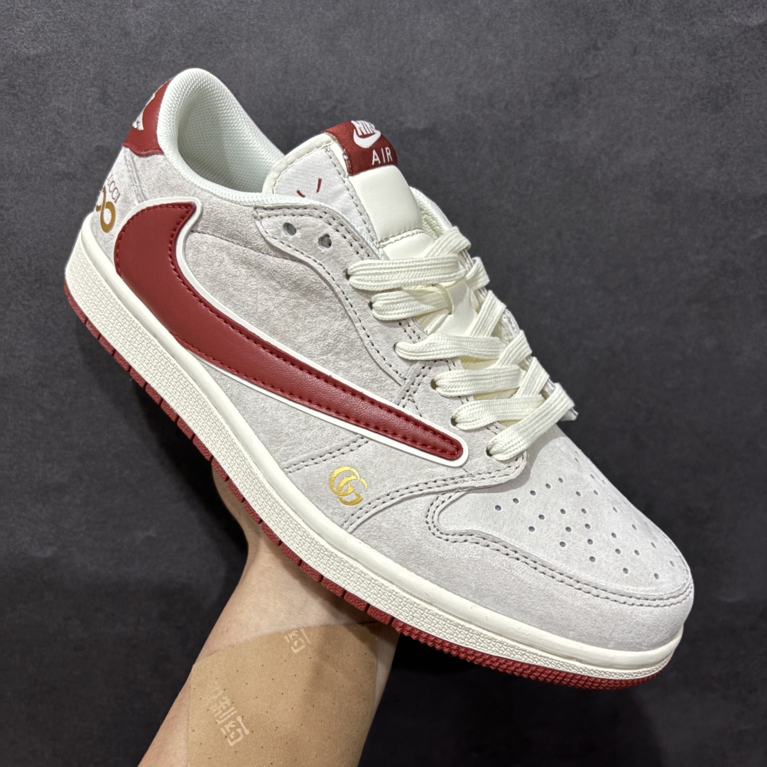 图片[3]-【定制版】Travis Scott x Fragment Design x Air Jordan 1 Low OG SP AJ1 乔1 古驰联名 猪八红勾 低帮文化休闲板鞋 XZ6188-056rn#多方联名合作融合了Travis Scott 独特的音乐风格，藤原浩个性的设计风格以及Jordan品牌的经典元素 使其成为一双具有独特身份和价值的鞋子 清新而立体的外观加上联名标识更突出了其独特身份 这种配色方案显示出活力和时尚感 在视觉上引人注目  鞋身的质感和细腻的细节处理使其显得高端而格调十足  这款“倒钩”联名是设计与创意完美结合  融合多方的个性风格是一款备受瞩目的潮流鞋款r 尺码：36 36.5 37.5 38 38.5 39 40 40.5 41 42 42.5 43 44 44.5 45  编码：HXS340360-莆田鞋批发中心