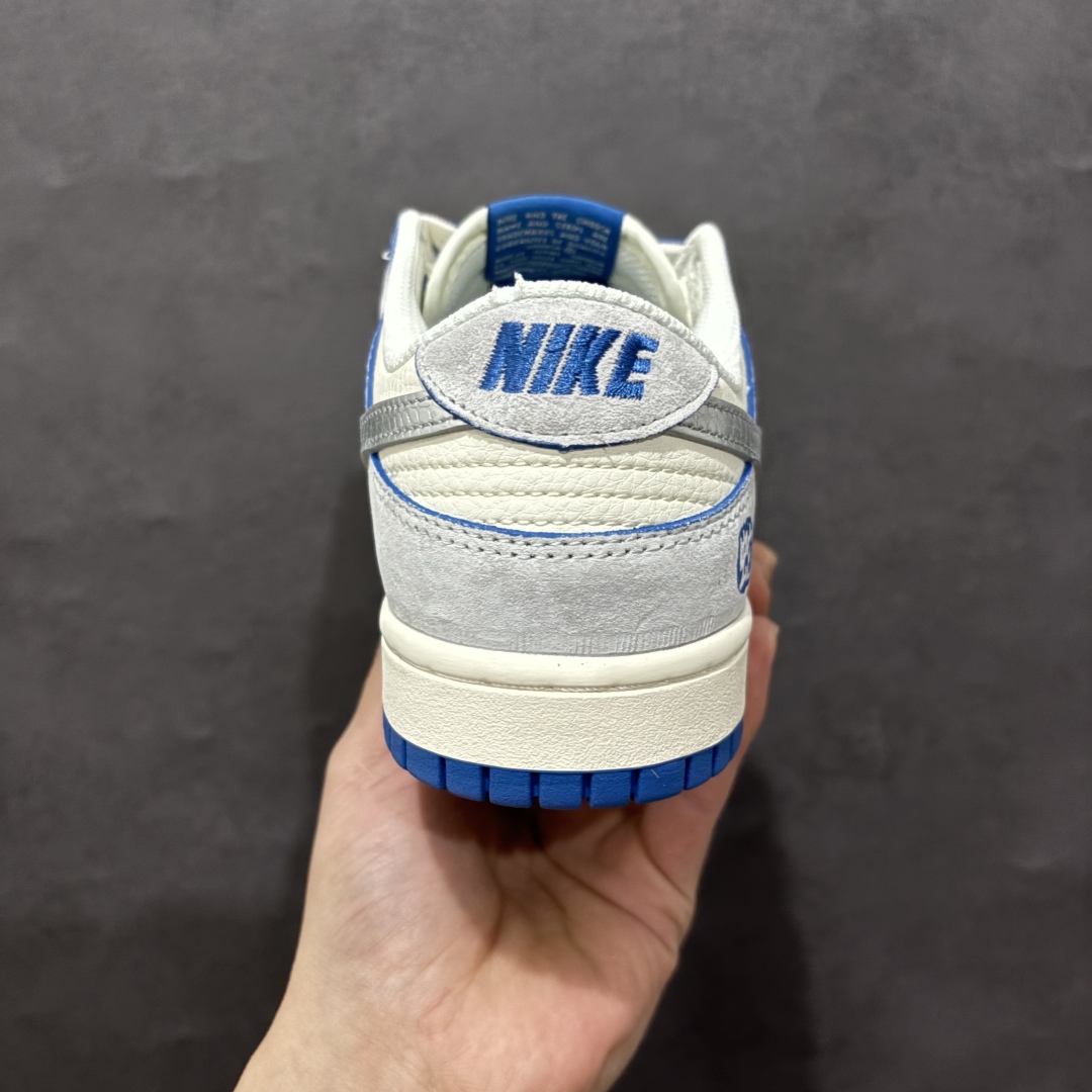 图片[4]-【定制版】Nk SB Dunk Low 斯图西蛇年联名 米蓝银勾 周年高端定制 低帮休闲板鞋 DM6868-010n#定制鞋盒 大厂纯原品质出货 超高清洁度 皮料切割干净无任何毛边 细节完美  尺码：36 36.5 37.5 38 38.5 39 40 40.5 41 42 42.5 43 44 44.5 45 编码：HXS340360-莆田鞋批发中心