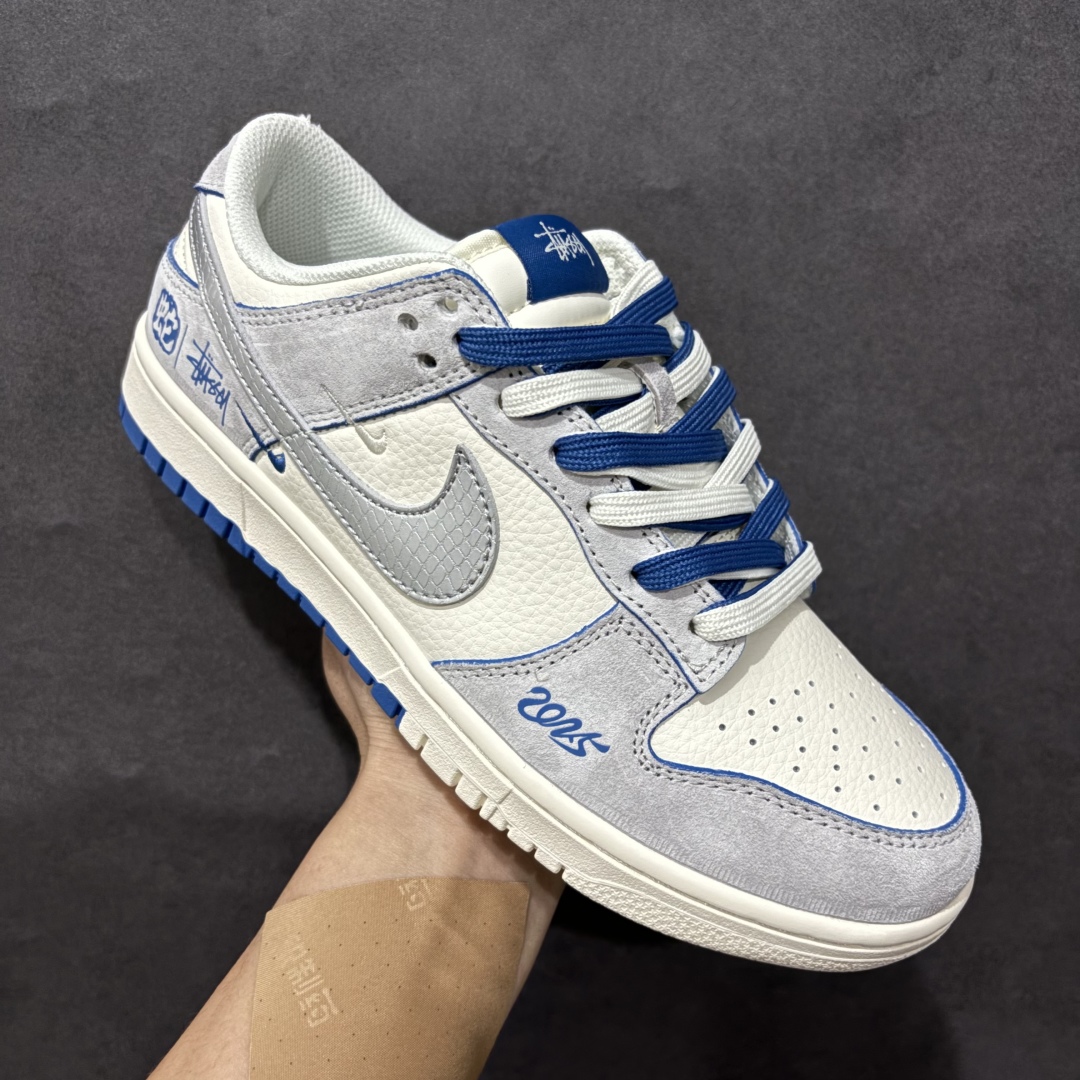 图片[3]-【定制版】Nk SB Dunk Low 斯图西蛇年联名 米蓝银勾 周年高端定制 低帮休闲板鞋 DM6868-010n#定制鞋盒 大厂纯原品质出货 超高清洁度 皮料切割干净无任何毛边 细节完美  尺码：36 36.5 37.5 38 38.5 39 40 40.5 41 42 42.5 43 44 44.5 45 编码：HXS340360-莆田鞋批发中心