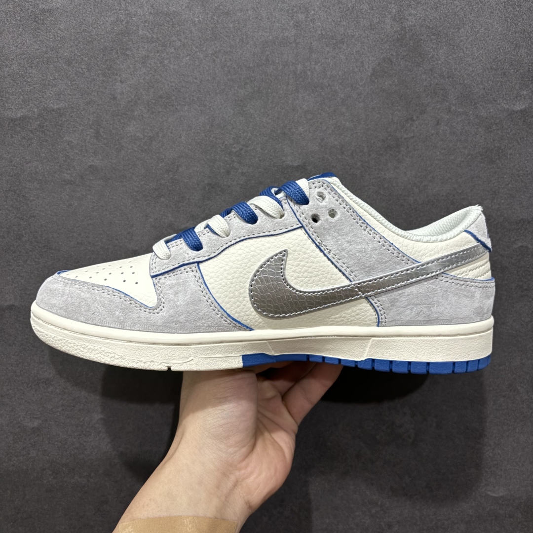 图片[2]-【定制版】Nk SB Dunk Low 斯图西蛇年联名 米蓝银勾 周年高端定制 低帮休闲板鞋 DM6868-010n#定制鞋盒 大厂纯原品质出货 超高清洁度 皮料切割干净无任何毛边 细节完美  尺码：36 36.5 37.5 38 38.5 39 40 40.5 41 42 42.5 43 44 44.5 45 编码：HXS340360-莆田鞋批发中心