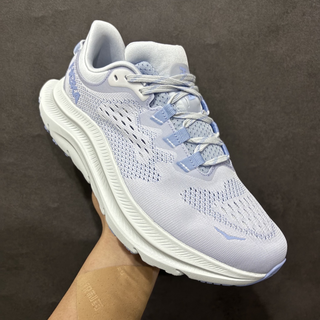 图片[3]-【绿x版】HOKA ONE ONE Kawana 2n2024新款 设计采用再生植物纤维网纱制成独特的新型鞋面 工程网纱鞋面柔软透气 搭载 HOKA 标志性缓震中底 提供贴合脚感的同时 还带来有力的支撑 可以在不同速度下兼顾耐久性 是跑步新手和运动爱好者在多场景跑步、运动健身和日常通勤时的不二之选 前后掌 5mm 落差的缓震中底与凹槽设计外底结合速度型滚动平衡技术 可在步伐转换的过程中确保平稳过渡 加长版鞋跟和符合人体工学的跟腱部结构赋予运动爱好者轻盈舒适的脚感 KAWANA 以备受追捧的 MACH 4 作为灵感之源 鞋跟处的 SwallowTail™ 几何造型可在落地时缔造流畅稳定的步态 得以实现柔韧保护 后跟延伸而出的鞋提方便穿脱 全方位提升了整双鞋的穿着体验  尺码：39 40 40.5 41 42 42.5 43 44 44.5 45 46 编码：NMLH270290-莆田鞋批发中心