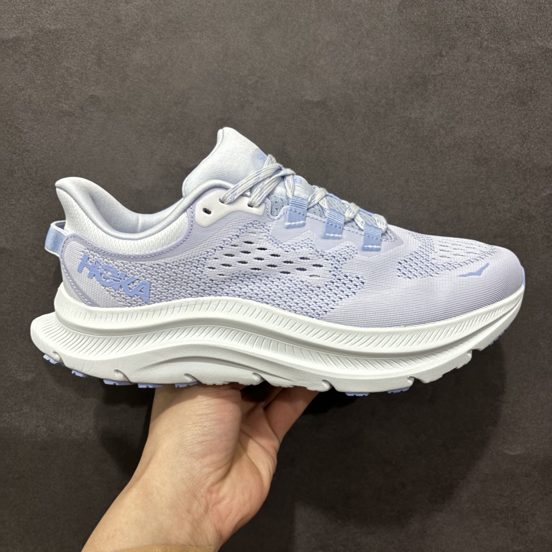 【绿x版】HOKA ONE ONE Kawana 2n2024新款 设计采用再生植物纤维网纱制成独特的新型鞋面 工程网纱鞋面柔软透气 搭载 HOKA 标志性缓震中底 提供贴合脚感的同时 还带来有力的支撑 可以在不同速度下兼顾耐久性 是跑步新手和运动爱好者在多场景跑步、运动健身和日常通勤时的不二之选 前后掌 5mm 落差的缓震中底与凹槽设计外底结合速度型滚动平衡技术 可在步伐转换的过程中确保平稳过渡 加长版鞋跟和符合人体工学的跟腱部结构赋予运动爱好者轻盈舒适的脚感 KAWANA 以备受追捧的 MACH 4 作为灵感之源 鞋跟处的 SwallowTail™ 几何造型可在落地时缔造流畅稳定的步态 得以实现柔韧保护 后跟延伸而出的鞋提方便穿脱 全方位提升了整双鞋的穿着体验  尺码：39 40 40.5 41 42 42.5 43 44 44.5 45 46 编码：NMLH270290-莆田鞋批发中心