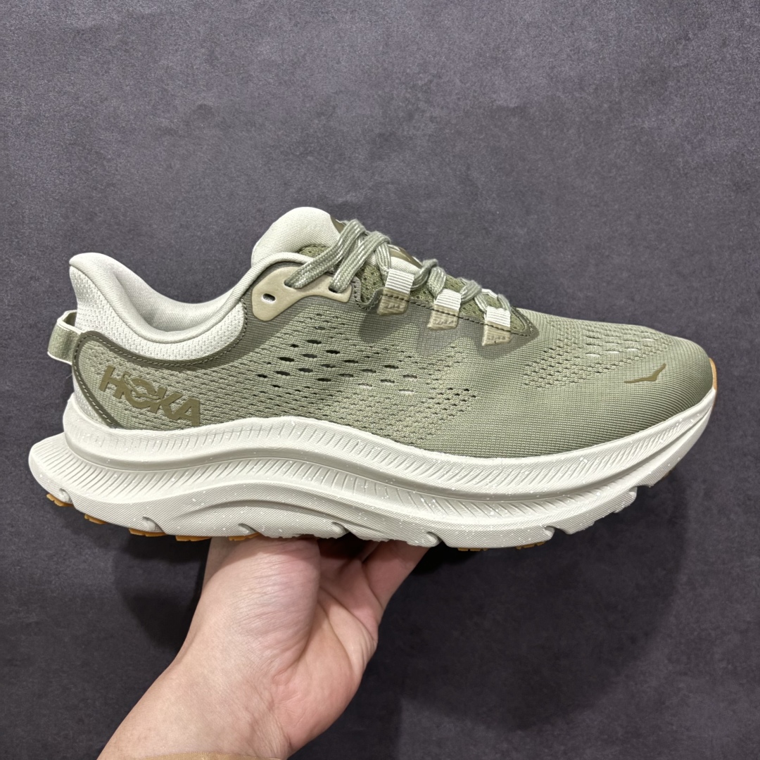 【绿x版】HOKA ONE ONE Kawana 2n2024新款 设计采用再生植物纤维网纱制成独特的新型鞋面 工程网纱鞋面柔软透气 搭载 HOKA 标志性缓震中底 提供贴合脚感的同时 还带来有力的支撑 可以在不同速度下兼顾耐久性 是跑步新手和运动爱好者在多场景跑步、运动健身和日常通勤时的不二之选 前后掌 5mm 落差的缓震中底与凹槽设计外底结合速度型滚动平衡技术 可在步伐转换的过程中确保平稳过渡 加长版鞋跟和符合人体工学的跟腱部结构赋予运动爱好者轻盈舒适的脚感 KAWANA 以备受追捧的 MACH 4 作为灵感之源 鞋跟处的 SwallowTail™ 几何造型可在落地时缔造流畅稳定的步态 得以实现柔韧保护 后跟延伸而出的鞋提方便穿脱 全方位提升了整双鞋的穿着体验  尺码：39 40 40.5 41 42 42.5 43 44 44.5 45 46 编码：NMLH270290-莆田鞋批发中心