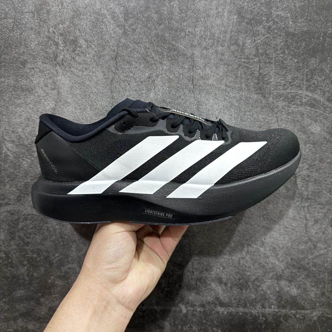 【渠道纯原】AD Adizero Eva SL M 零度进化版系列低帮轻便透气竞速休闲运动慢跑鞋 JP7149nn全新版本出货 黑白配色n品相相当完美 细节到位n全鞋均使用原材料 原档案打造n内置碳板 目前市场最强 欢迎对比nn相信大家对去年 adidas 横空出世的「顶级超跑」adiZero Adios Pro EVO 1 记忆犹新！不仅登顶阿迪史上最轻跑鞋宝座，更在接下来的全球马拉松赛事中，持续书写着惊人成绩，被网友戏称新一代「阿迪神鞋」全网刷屏！极简设计语言与强烈速度感和存在感的鞋侧三线，让人过目不忘，特别种草！其中定位于中长跑训练的 adidas Adizero Evo SL，整体外观造型与 adiZero Adios Pro EVO 1 非常相似。中底配置方面搭载全掌 Lightstrike Pro，鞋面采用透气网面示人，契合日常训练鞋的定位，更加耐用。外底给到了马牌橡胶，及类似上代竞速旗舰 adidas Adizero Adios Pro 3 区域分布。整体看下来无论是外观的鲜明辨识度，还是配置的扎实程度都很顶。 尺码：36 36⅔ 37⅓ 38 38⅔ 39⅓ 40 40⅔ 41⅓ 42 42⅔ 43⅓ 44 45 编码：KJ250270-莆田鞋批发中心